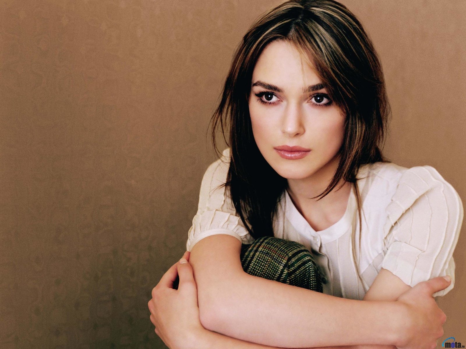 Обои девушка, портрет, взгляд, волосы, лицо, кира найтли, girl, portrait, look, hair, face, keira knightley разрешение 2048x1538 Загрузить