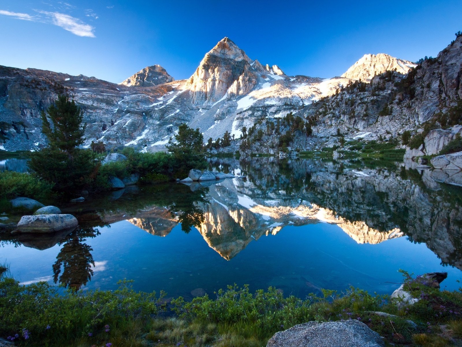 Обои вода, лес, гора, голубая, неба, лейка,     дерево, water, forest, mountain, blue, sky, lake, tree разрешение 1920x1200 Загрузить