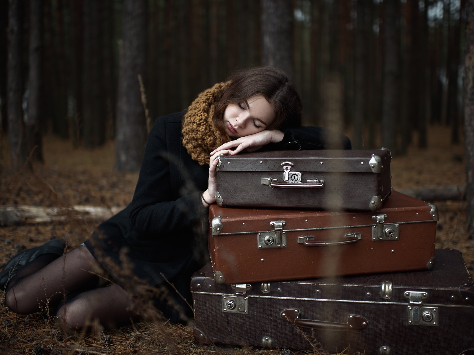 Обои девушка, настроение, сон, чемоданы, girl, mood, sleep, suitcases разрешение 2000x1429 Загрузить