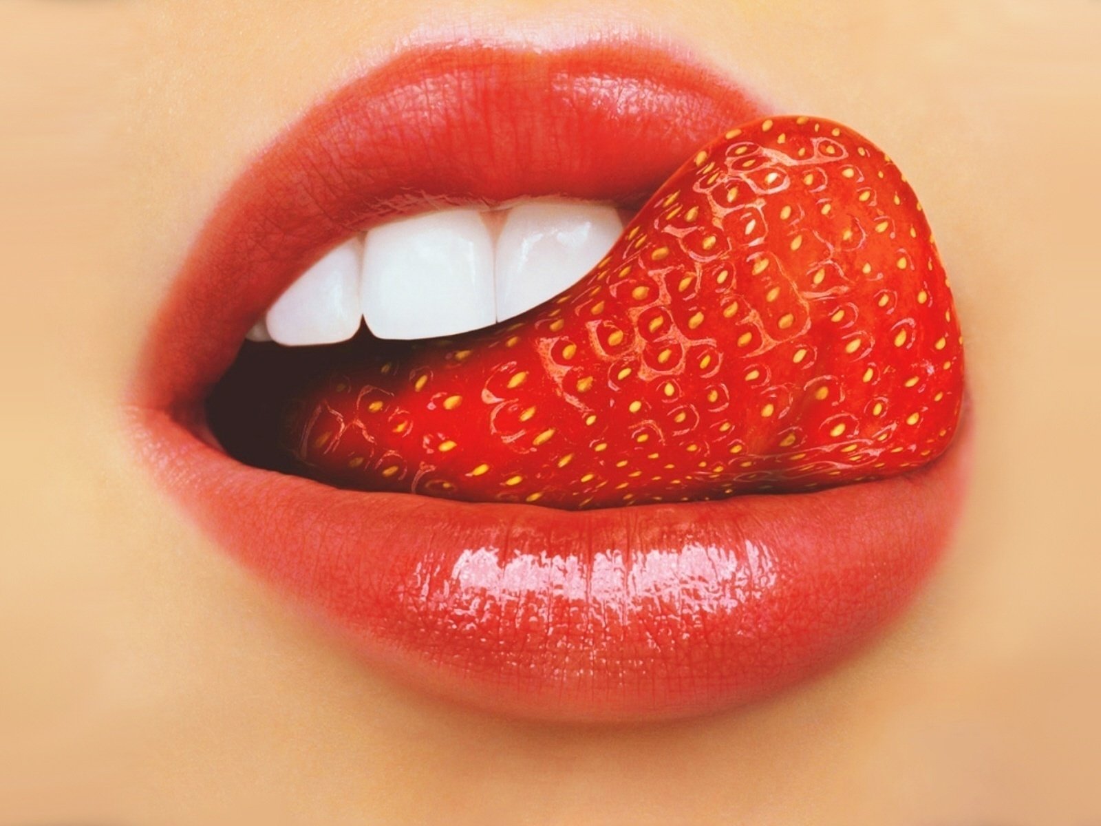 Обои девушка, макро, губы, язык-клубничка, girl, macro, lips, language-strawberry разрешение 1920x1200 Загрузить