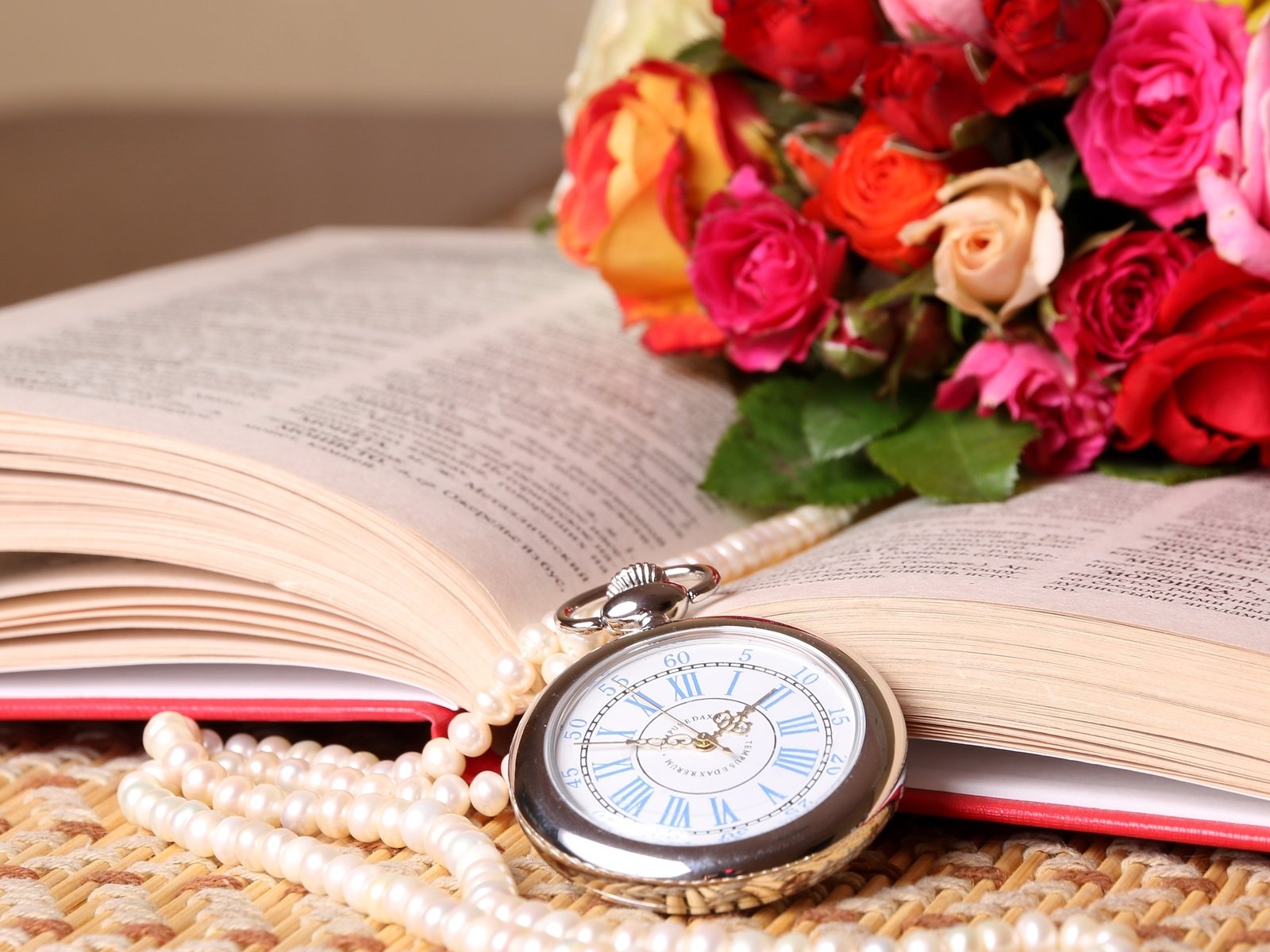 Обои розы, часы, букет, книга, ожерелье, roses, watch, bouquet, book, necklace разрешение 3600x2280 Загрузить