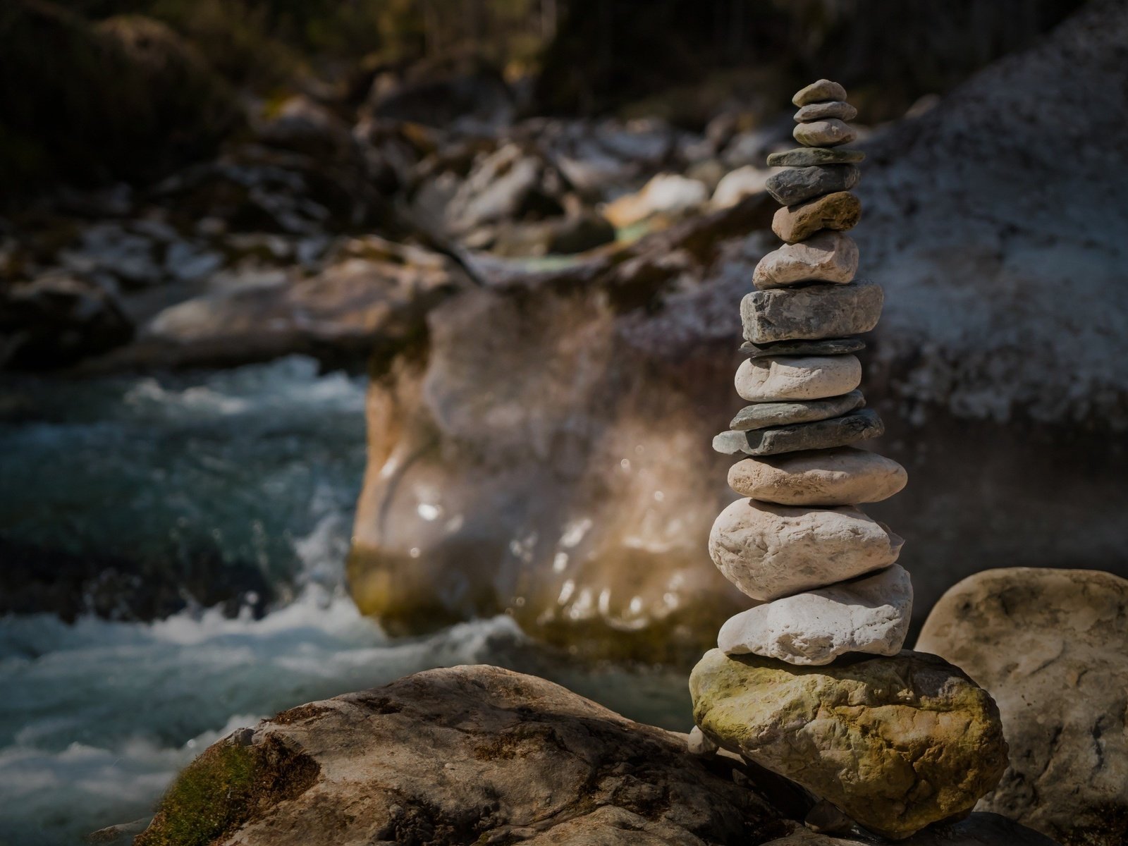 Обои камушки, вода, река, природа, камни, лес, пейзаж, башня, пирамида, water, river, nature, stones, forest, landscape, tower, pyramid разрешение 2449x1633 Загрузить