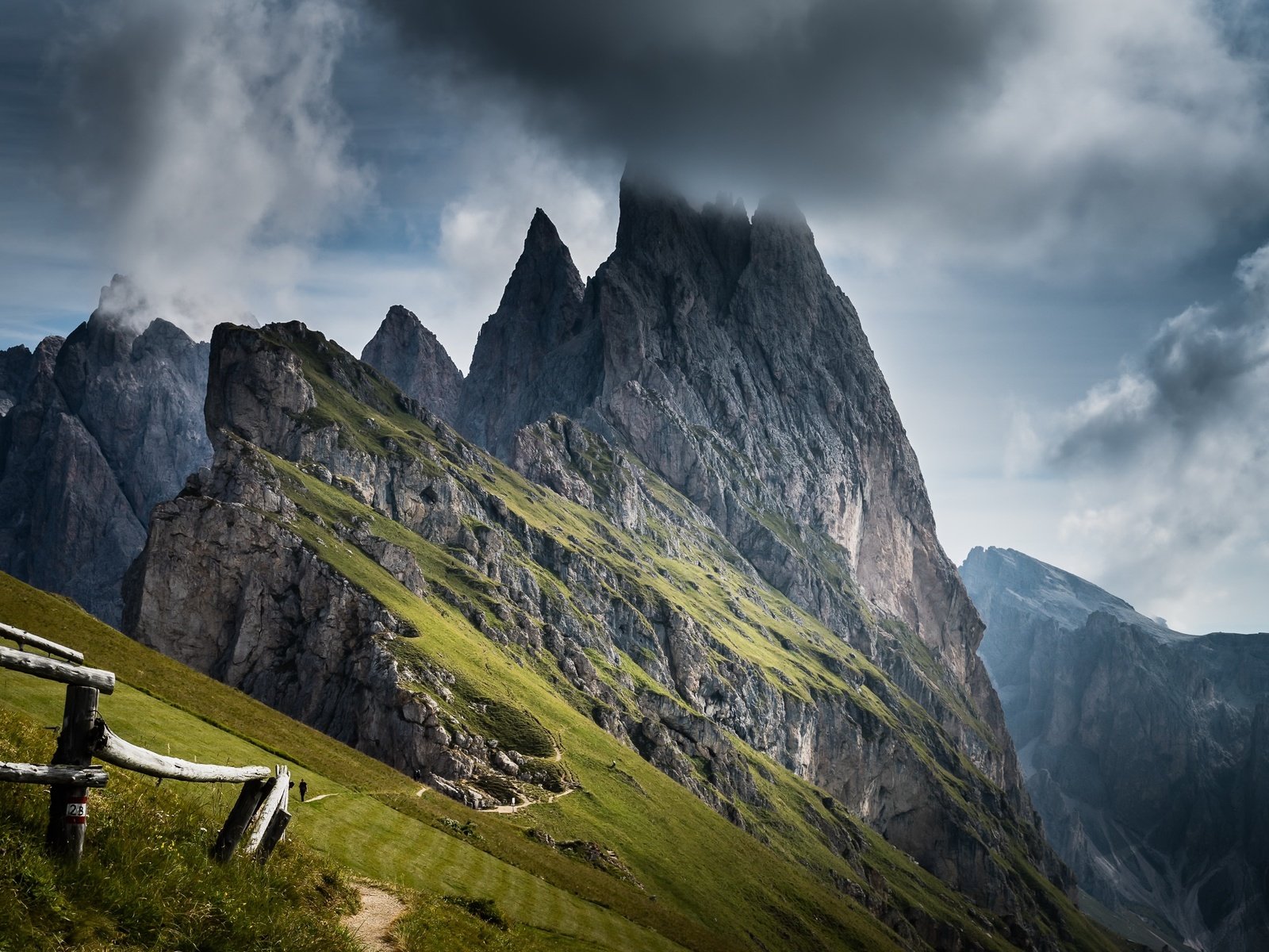 Обои небо, горы, природа, пейзаж, забор, доломитовые альпы, the sky, mountains, nature, landscape, the fence, the dolomites разрешение 2981x1677 Загрузить