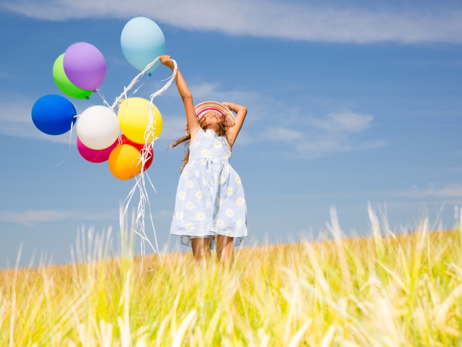 Обои небо, поле, девочка, ребенок, воздушные шарики, the sky, field, girl, child, balloons разрешение 1920x1200 Загрузить