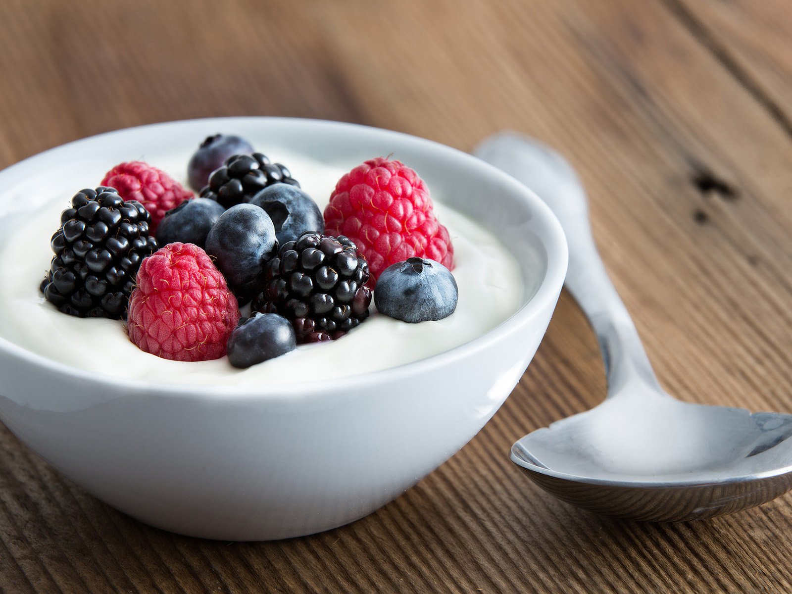 Обои малина, ягоды, черника, завтрак, ежевика, ложка, йогурт, raspberry, berries, blueberries, breakfast, blackberry, spoon, yogurt разрешение 1920x1200 Загрузить