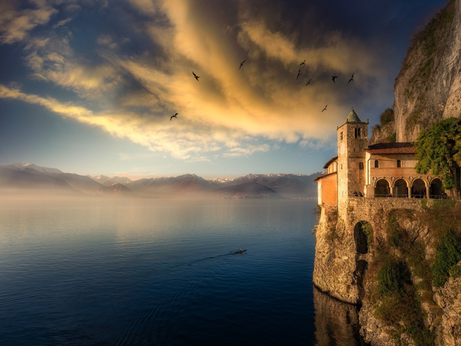 Обои облака, скалы, птицы, здание, clouds, rocks, birds, the building разрешение 2500x1875 Загрузить