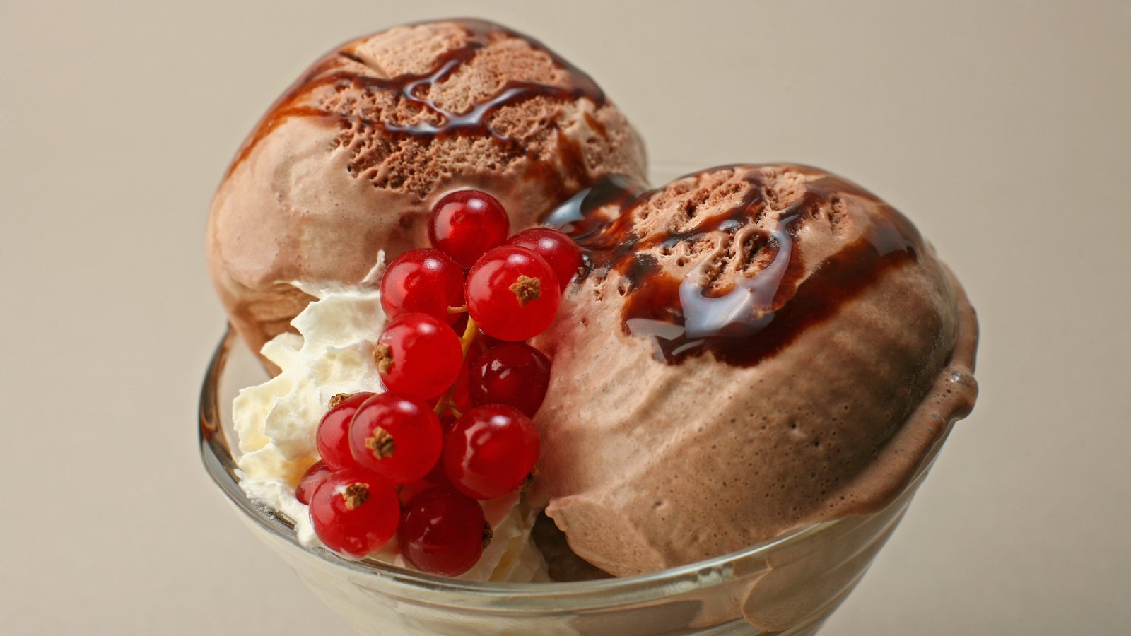 Обои мороженное, красная смородина, ice cream, red currant разрешение 1920x1200 Загрузить