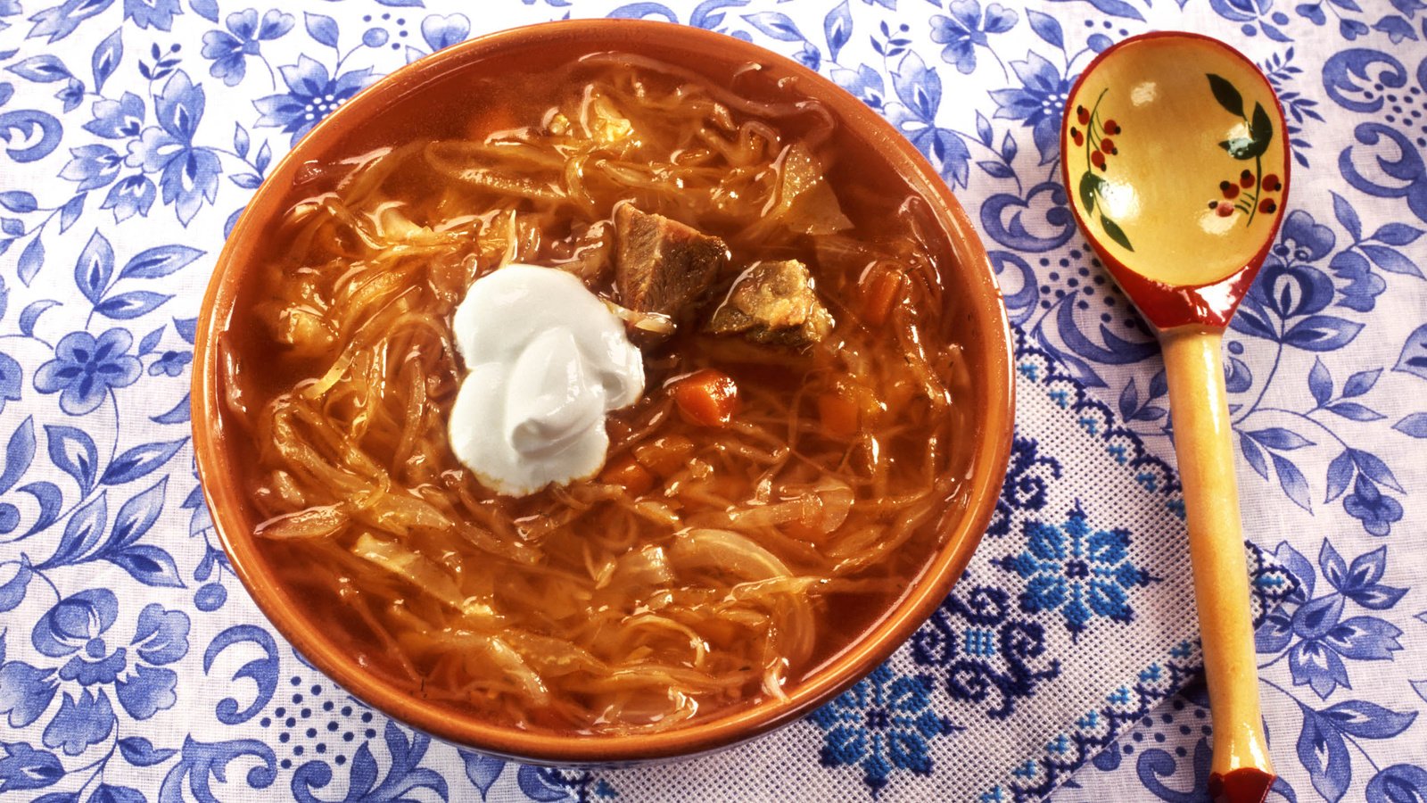 Обои ложка, капуста, борщ, сметана, щи, spoon, cabbage, soup, sour cream разрешение 2560x1920 Загрузить