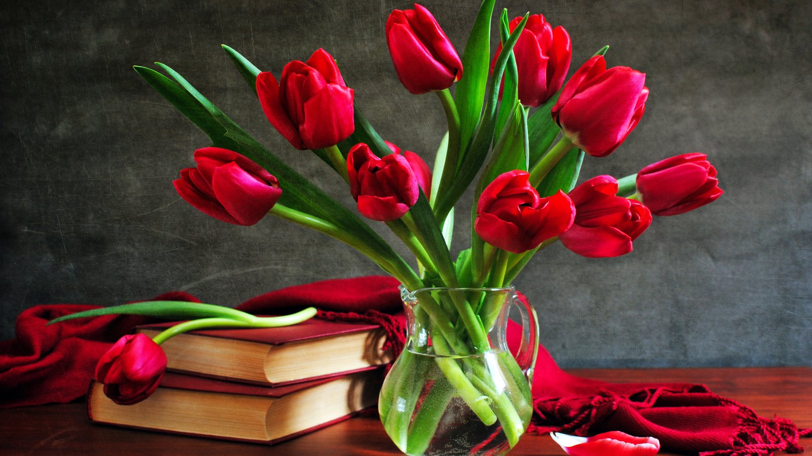 Обои цветы, ваза, бутоны, накидка, лепестки, книги, стол, лепесток, букет, тюльпаны, flowers, vase, buds, cape, petals, books, table, petal, bouquet, tulips разрешение 2560x1600 Загрузить