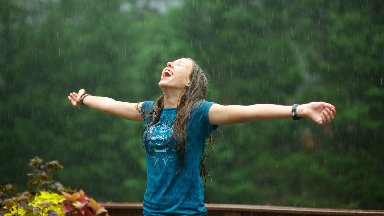 Обои девушка, настроение, радость, дождь, волосы, мокрая, girl, mood, joy, rain, hair, wet разрешение 1920x1200 Загрузить