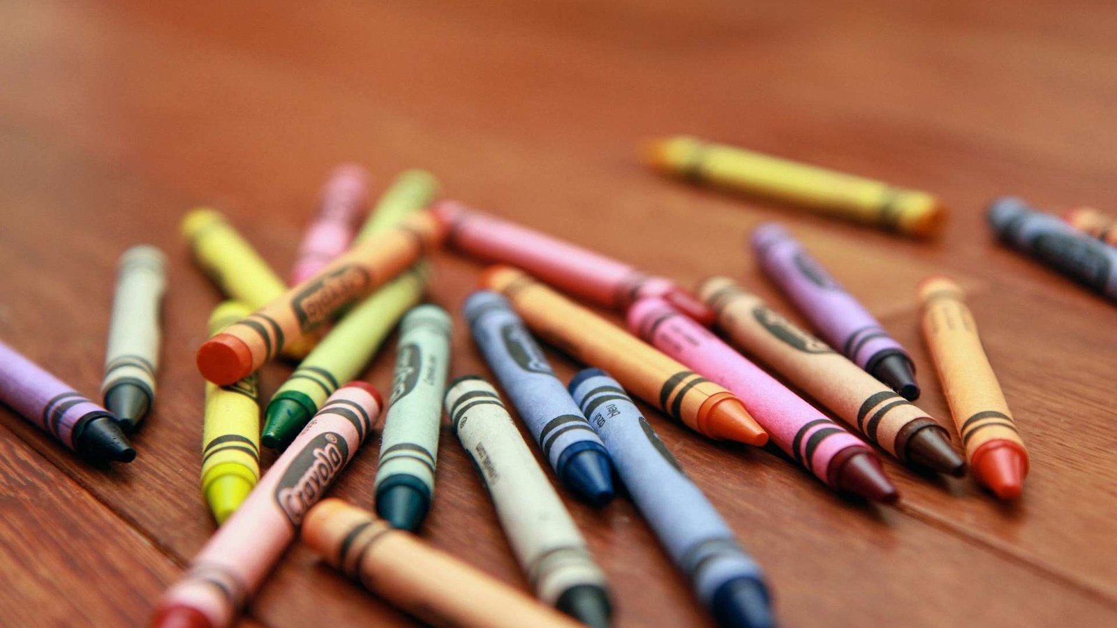 Обои макро, разноцветные, карандаши, стол, цветные карандаши, фломастеры, macro, colorful, pencils, table, colored pencils, markers разрешение 1920x1200 Загрузить