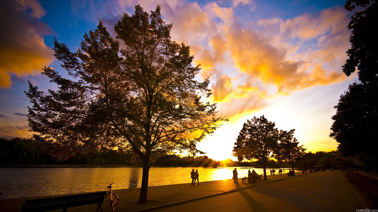 Обои небо, вечер, закат, люди, набережная, лавочки, the sky, the evening, sunset, people, promenade, benches разрешение 1920x1080 Загрузить