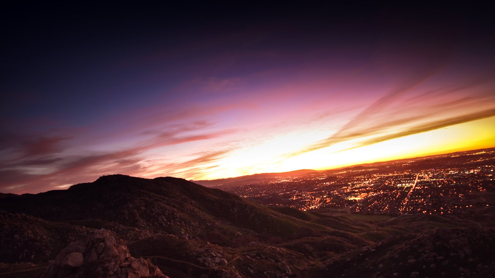 Обои небо, горы, город, красиво, the sky, mountains, the city, beautiful разрешение 1920x1080 Загрузить