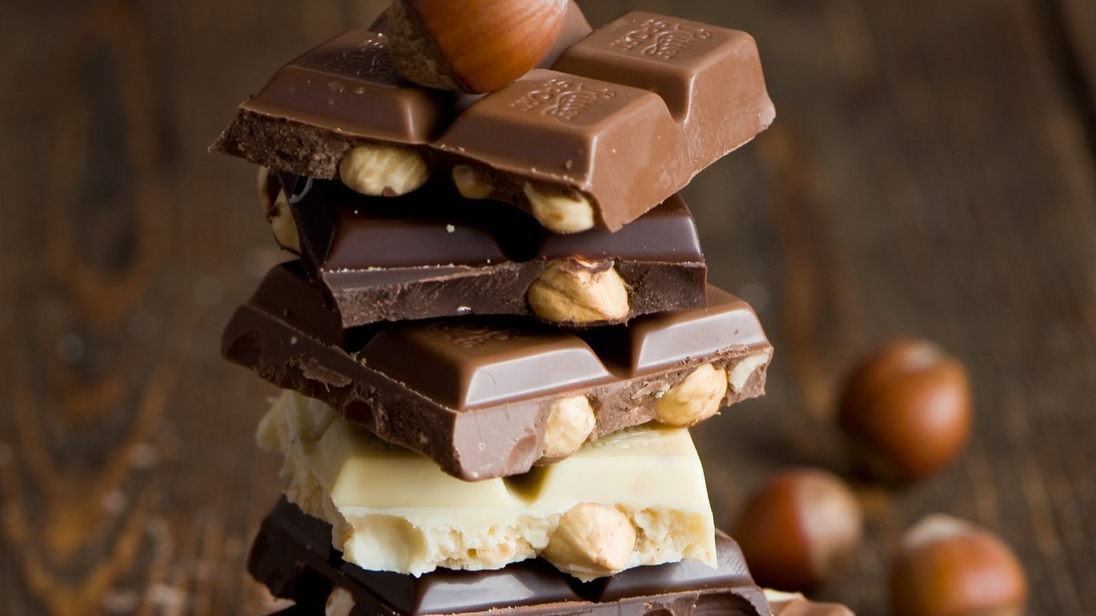 Обои орехи, черный, белый, шоколад, темный, фундук, молочный, nuts, black, white, chocolate, dark, hazelnuts, milk разрешение 1920x1379 Загрузить