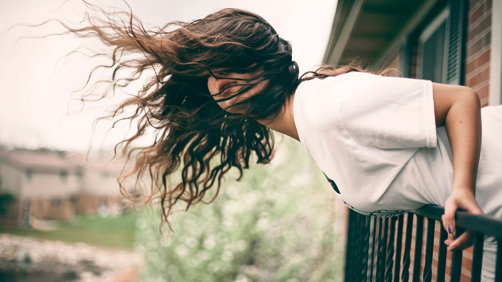 Обои девушка, модель, волосы, балкон, ветер, наклон, шатенка, girl, model, hair, balcony, the wind, tilt, brown hair разрешение 1920x1200 Загрузить