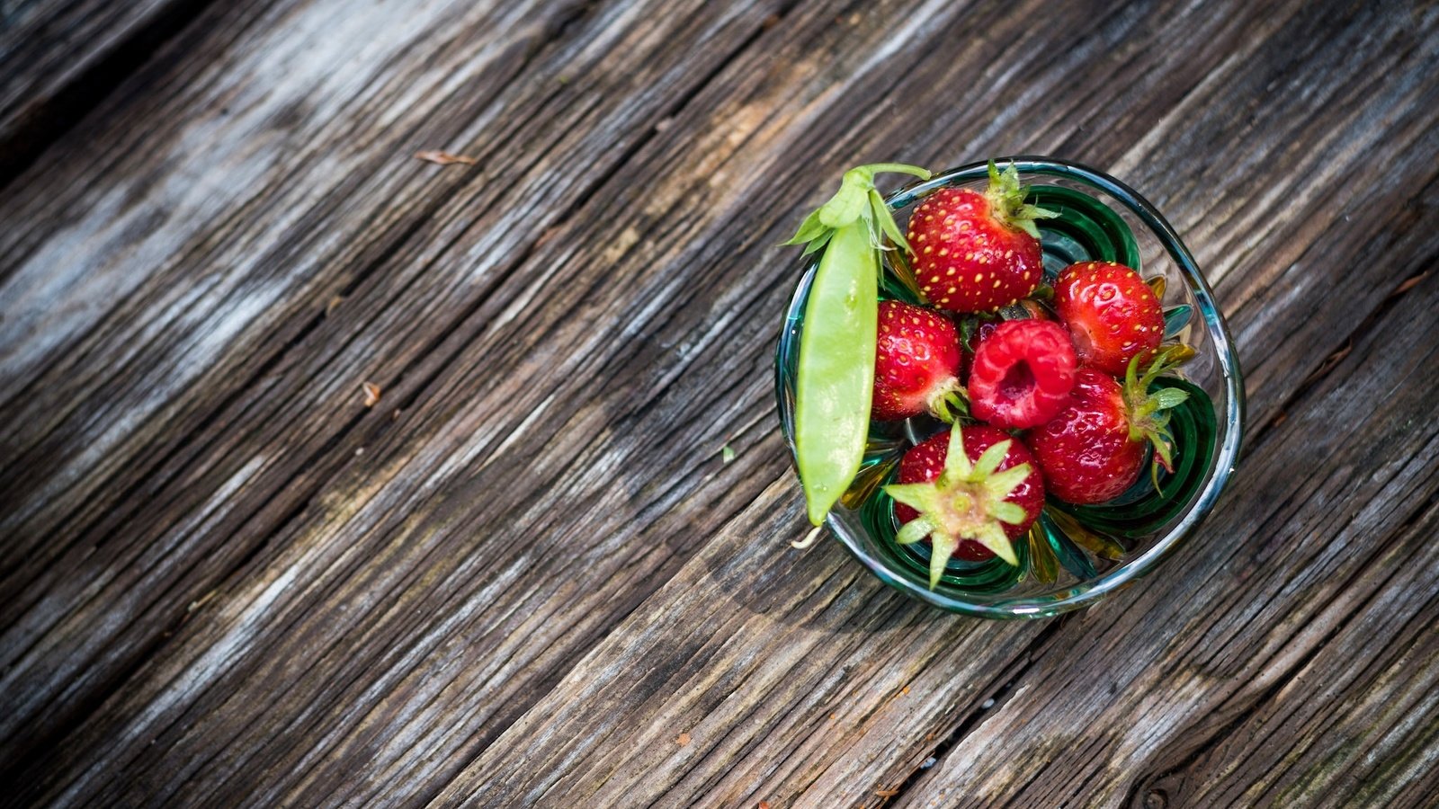 Обои макро, малина, клубника, ягоды, стакан, горох, macro, raspberry, strawberry, berries, glass, peas разрешение 2048x1536 Загрузить