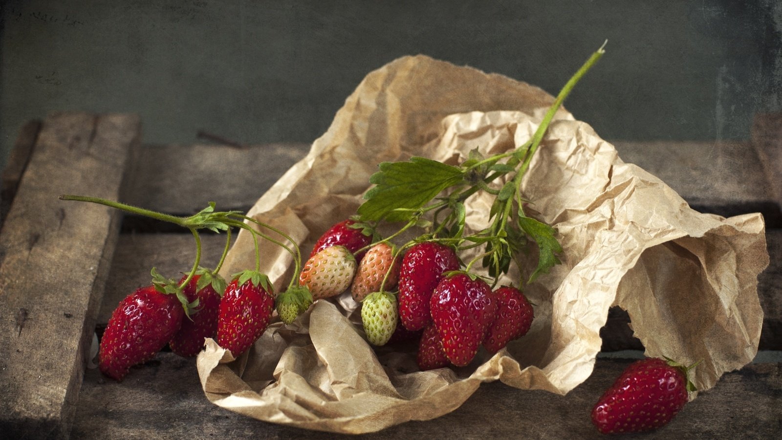 Обои клубника, бумага, ягоды, strawberry, paper, berries разрешение 2000x1298 Загрузить