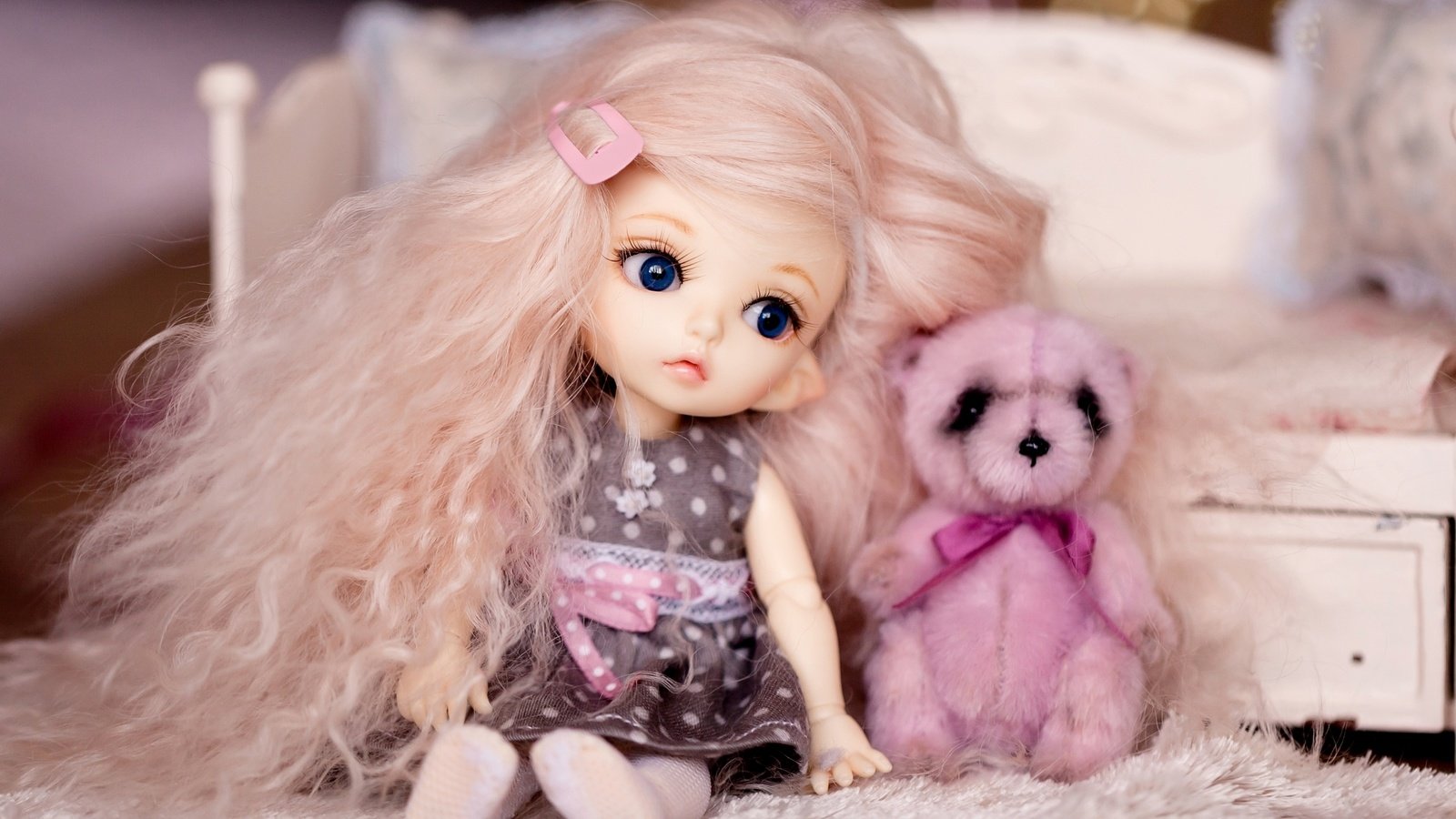 Обои девочка, кукла, волосы, игрушки, медвежонок, girl, doll, hair, toys, bear разрешение 2100x1372 Загрузить