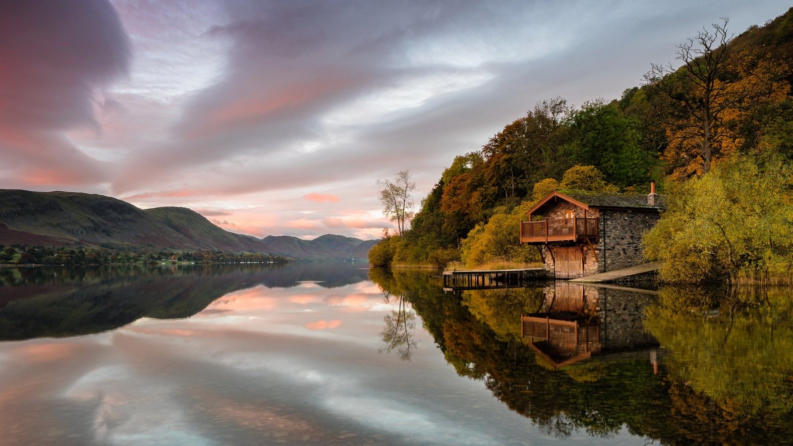 Обои вечер, озеро, горы, закат, отражение, осень, домик, the evening, lake, mountains, sunset, reflection, autumn, house разрешение 2048x1363 Загрузить