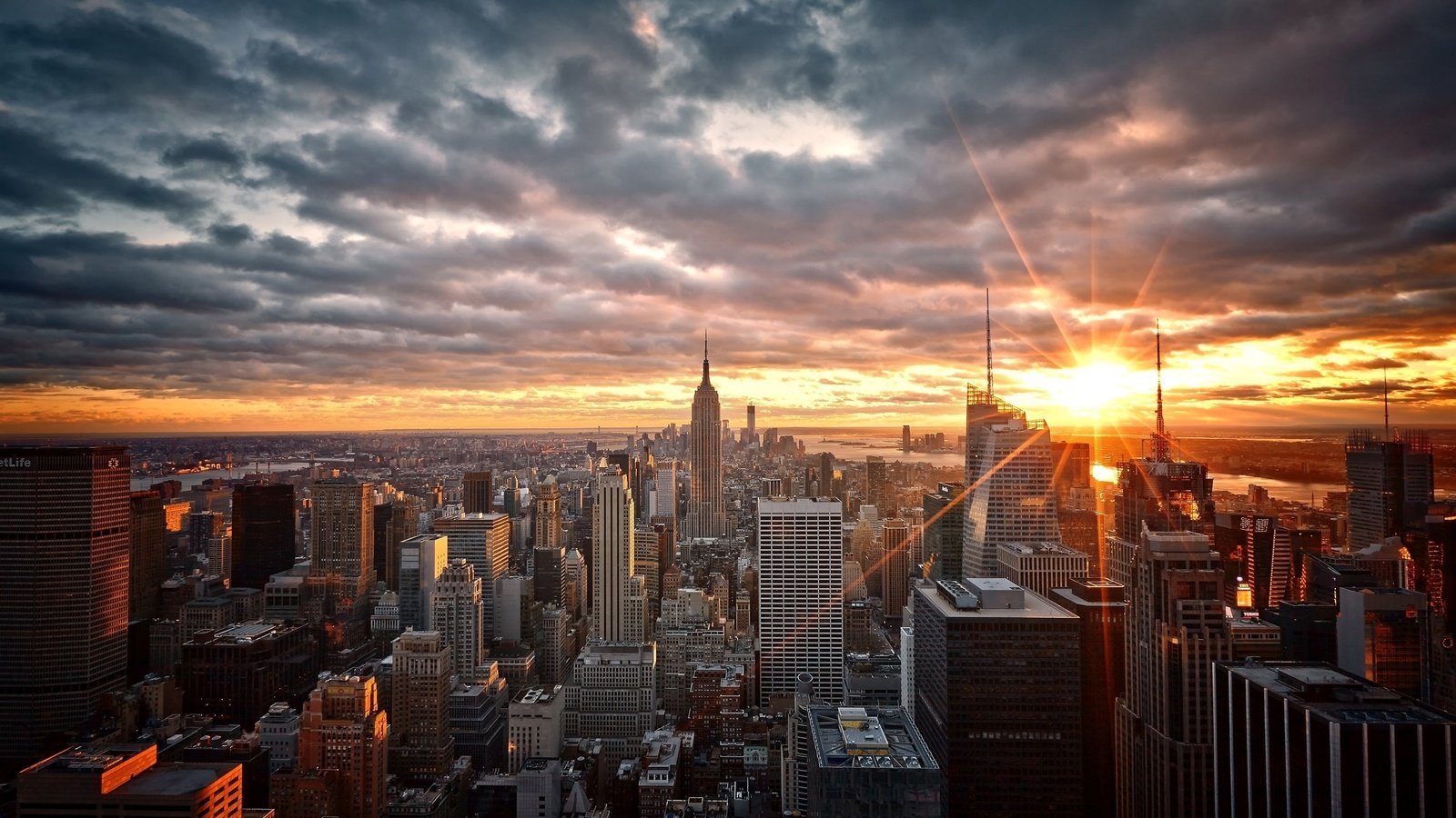 Обои небо, дома, облака, нью-йорк, вечер, солнце, закат, город, небоскребы, мегаполис, the sky, home, clouds, new york, the evening, the sun, sunset, the city, skyscrapers, megapolis разрешение 2880x1800 Загрузить