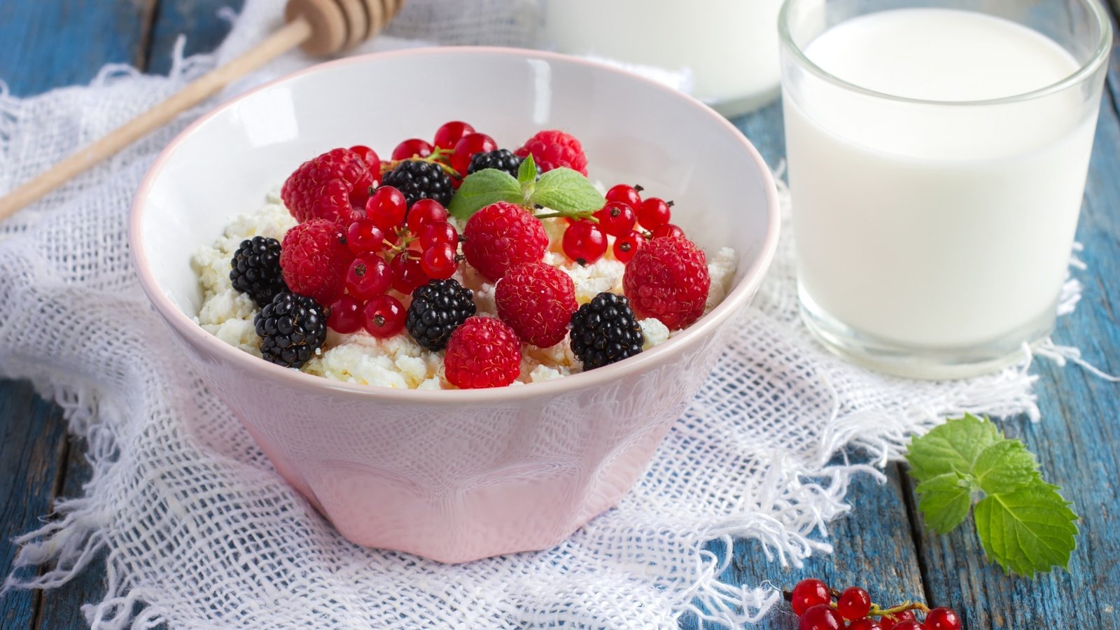 Обои малина, ягоды, завтрак, молоко, чаша, ежевика, смородина, творог, raspberry, berries, breakfast, milk, bowl, blackberry, currants, cheese разрешение 3600x2400 Загрузить