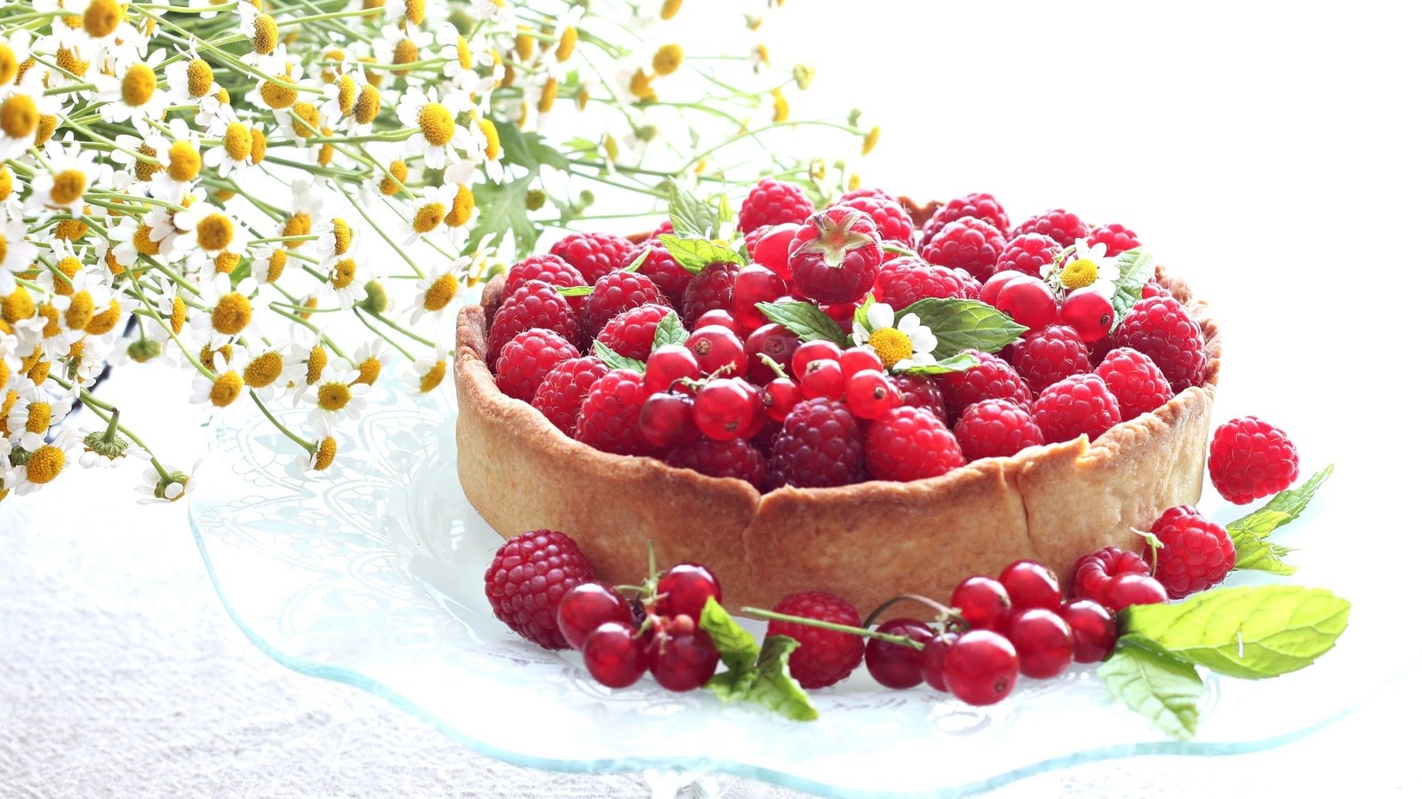 Обои цветы, малина, лето, ромашки, ягоды, пирог, ежевика, смородина, flowers, raspberry, summer, chamomile, berries, pie, blackberry, currants разрешение 2100x1345 Загрузить