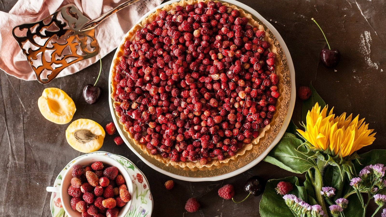 Обои ягоды, земляника, выпечка, пирог, начинка, berries, strawberries, cakes, pie, filling разрешение 2048x1343 Загрузить