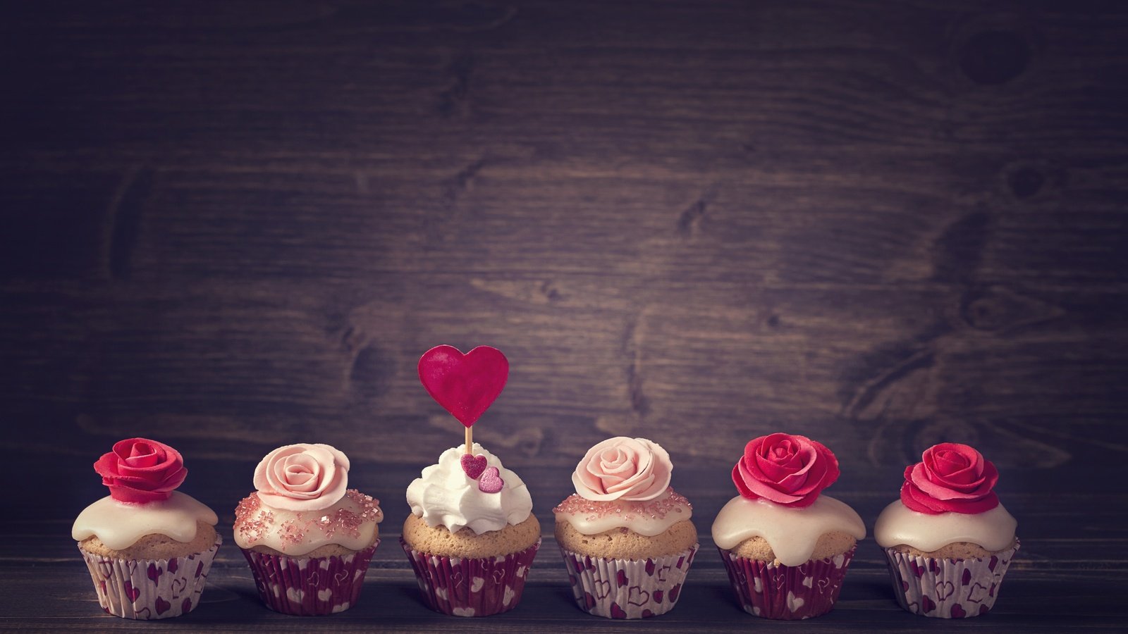 Обои розы, еда, сердечко, украшение, выпечка, кексы, крем, roses, food, heart, decoration, cakes, cupcakes, cream разрешение 5760x3840 Загрузить