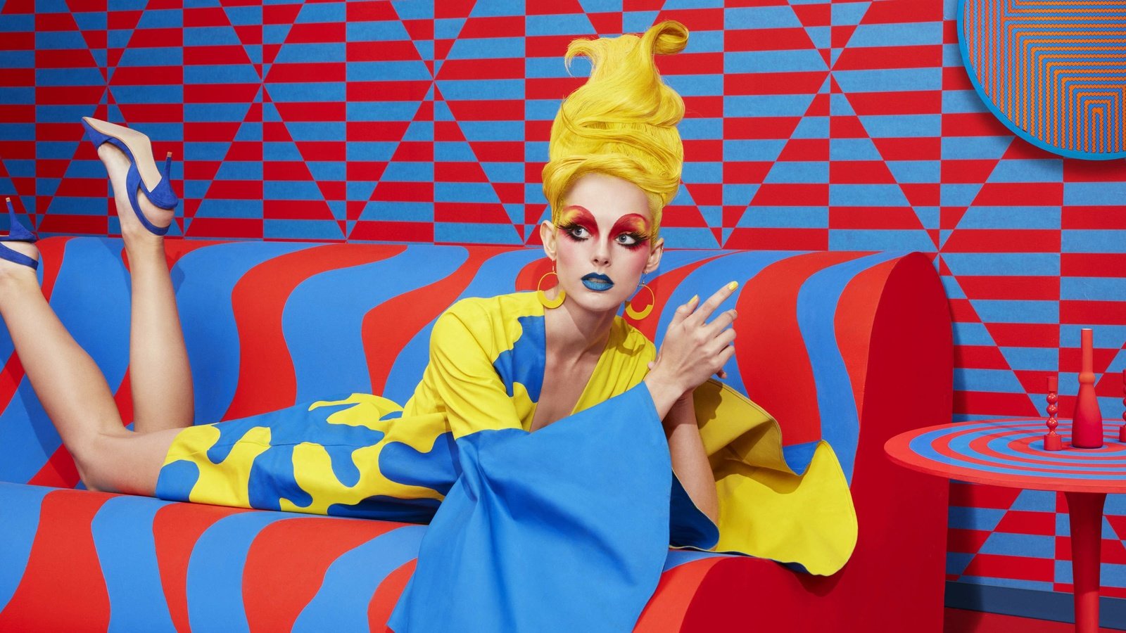 Обои стиль, девушка, диван, sagmeister & walsh, полихром, style, girl, sofa, polychrome разрешение 3000x2000 Загрузить