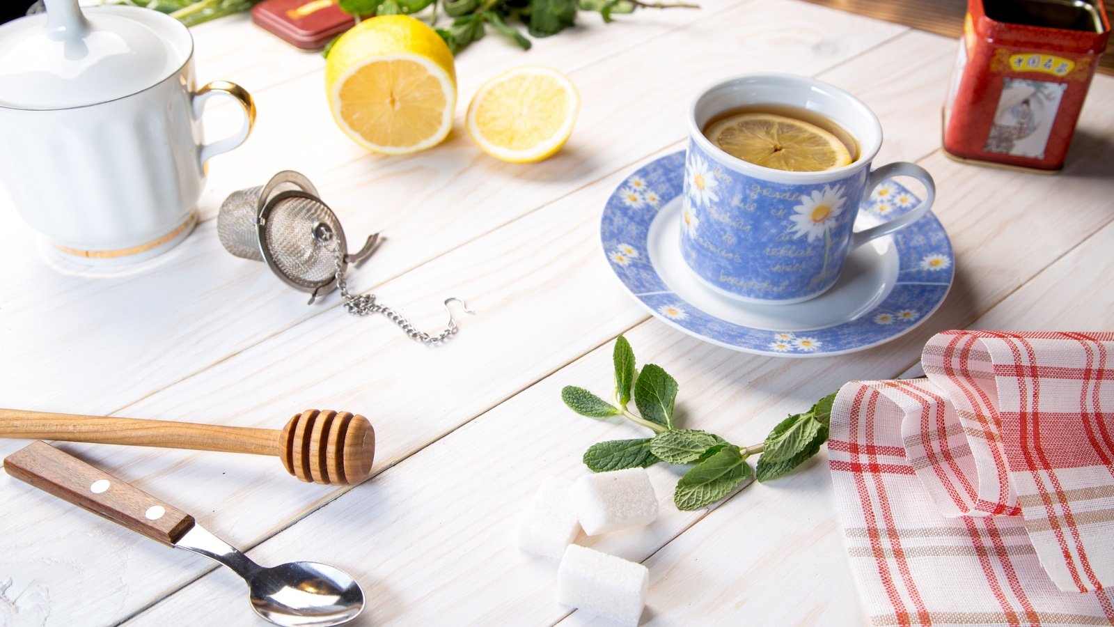 Обои мята, стол, лимон, чай, салфетка, дерева, кубок, mint, table, lemon, tea, napkin, wood, cup разрешение 5360x3472 Загрузить