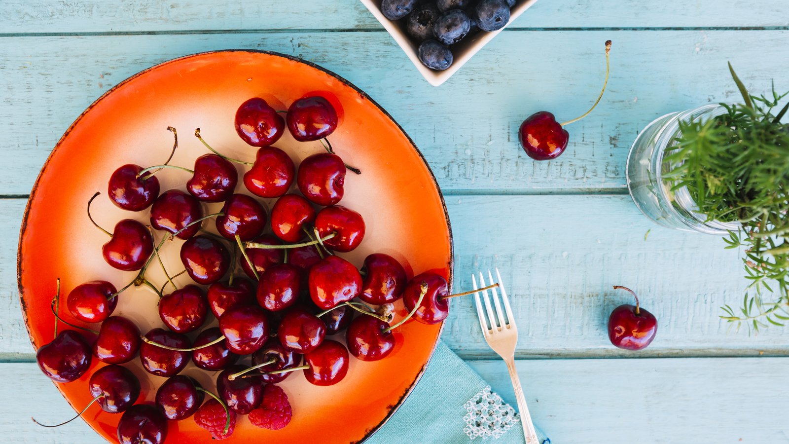 Обои ягоды, вишня, черника, тарелка, berries, cherry, blueberries, plate разрешение 5242x3495 Загрузить