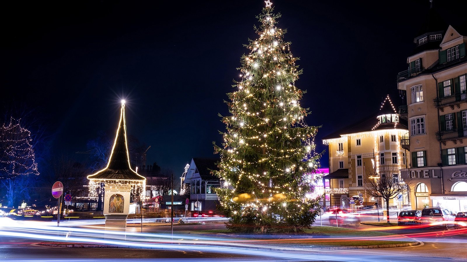 Обои ночь, новый год, елка, зима, австрия, улица, гирлянды, night, new year, tree, winter, austria, street, garland разрешение 2048x1272 Загрузить