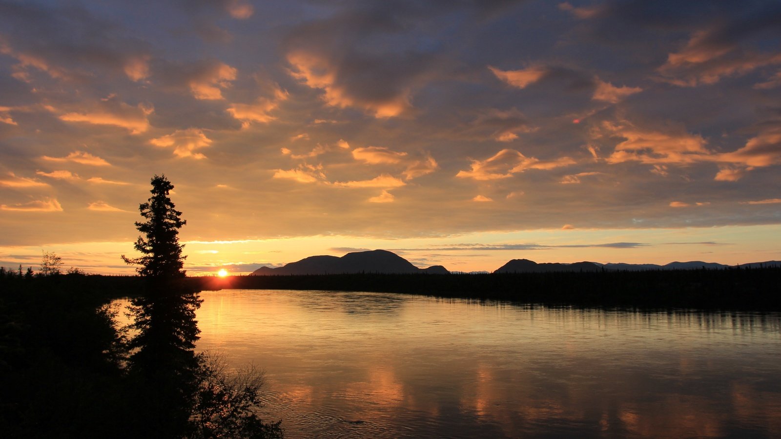 Обои небо, река, горы, дерево, закат, пейзаж, горизонт, сумерки, the sky, river, mountains, tree, sunset, landscape, horizon, twilight разрешение 3840x2400 Загрузить