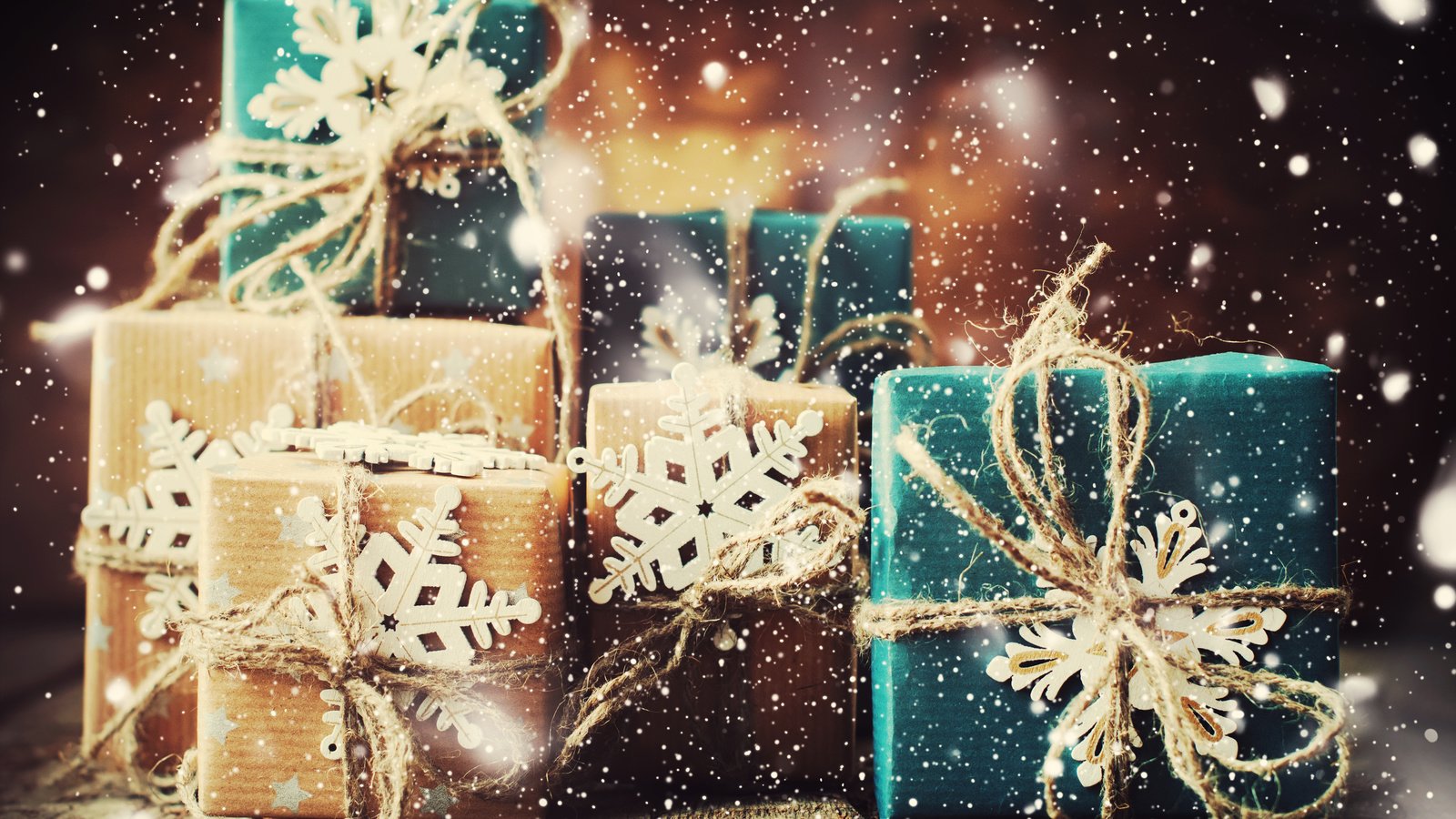 Обои новый год, снежинки, фон, подарки, new year, snowflakes, background, gifts разрешение 3872x2592 Загрузить