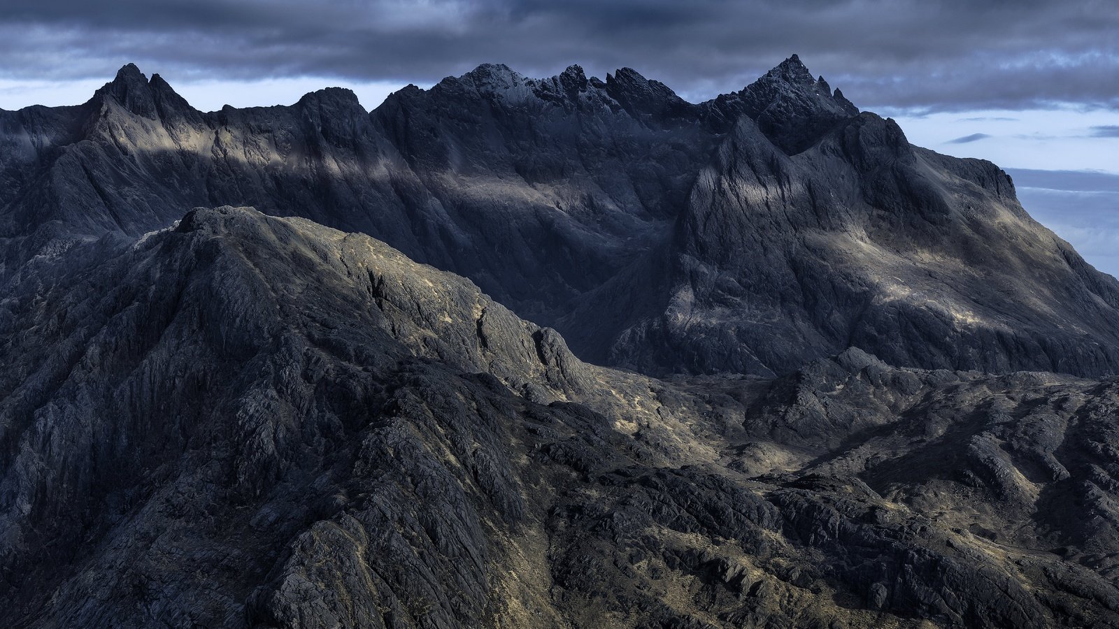 Обои небо, cuillin, горы, скалы, природа, тучи, шотландия, пасмурно, остров скай, the sky, mountains, rocks, nature, clouds, scotland, overcast, isle of skye разрешение 7200x4800 Загрузить