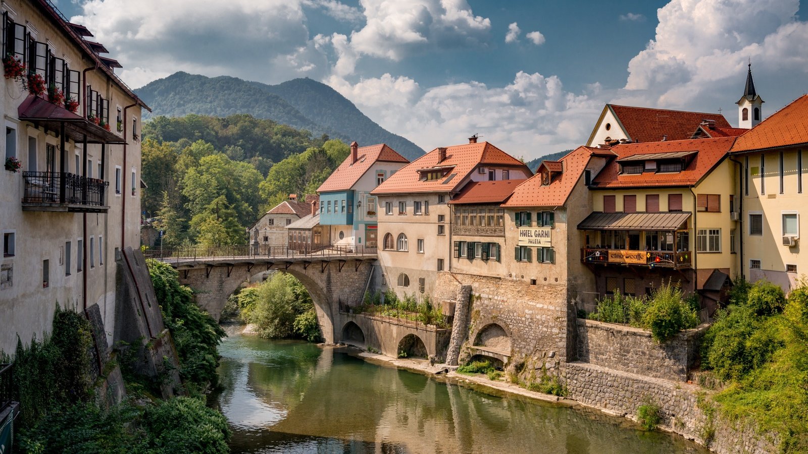 Обои облака, река, горы, пейзаж, мост, дома, словения, clouds, river, mountains, landscape, bridge, home, slovenia разрешение 3000x2002 Загрузить