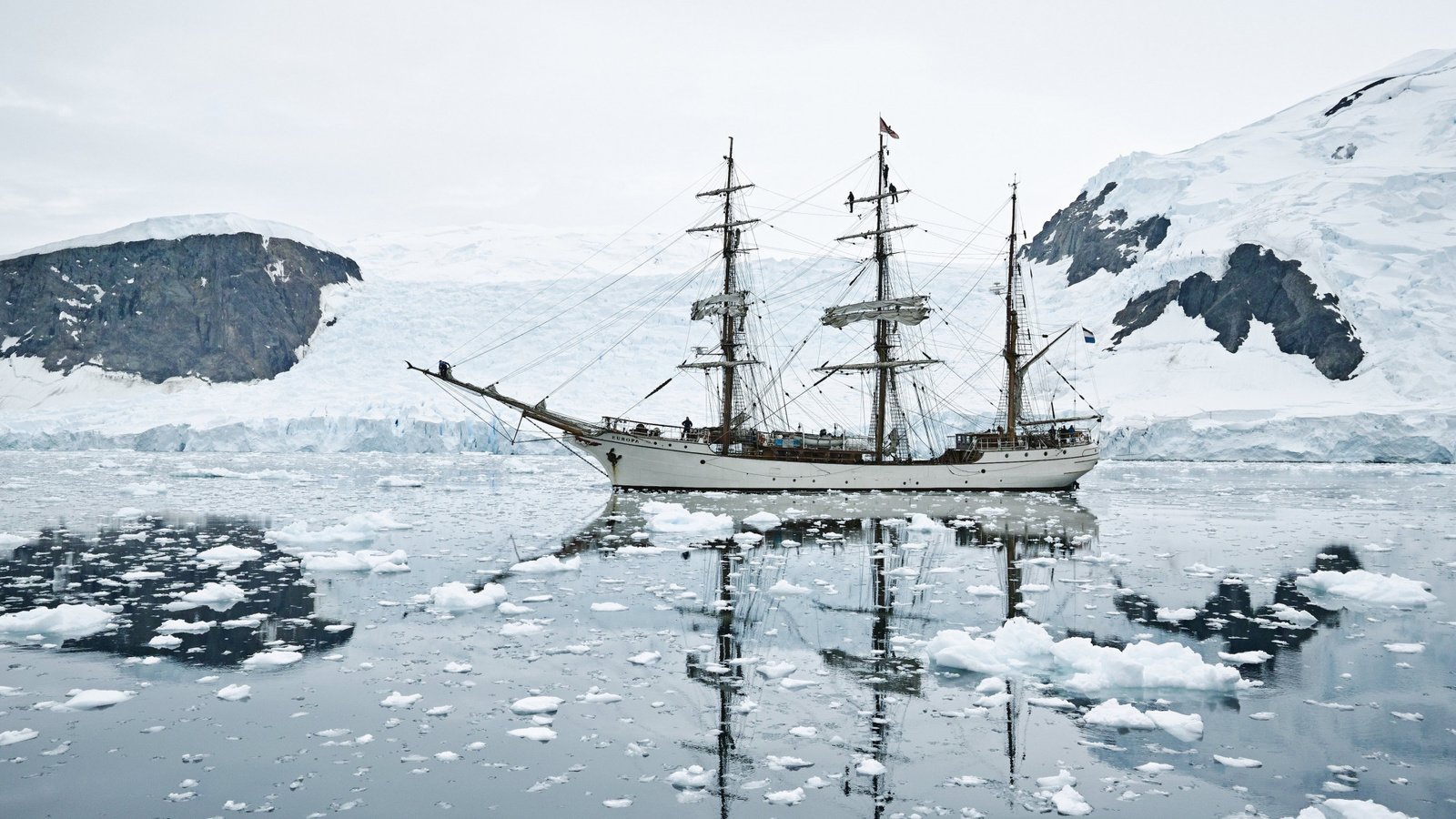 Обои горы, снег, море, парусник, лёд, антарктика, mountains, snow, sea, sailboat, ice, antarctica разрешение 2112x1188 Загрузить