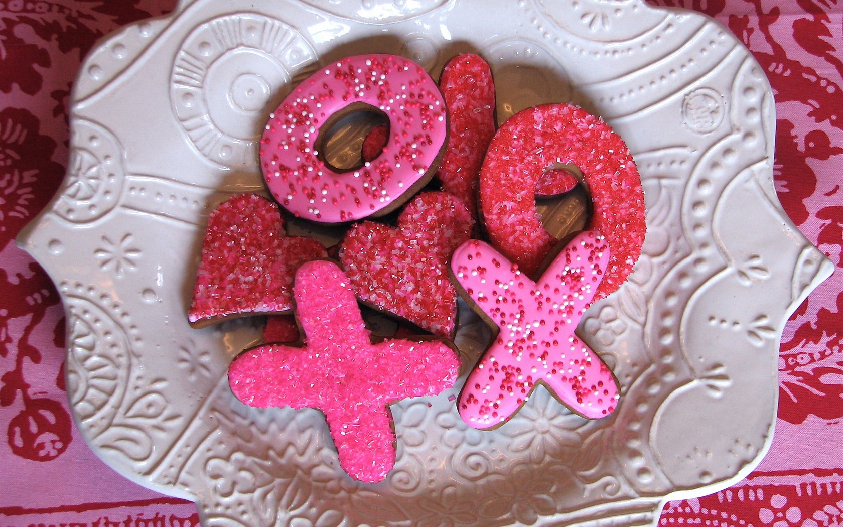 Обои розовый, тарелка, печенье, pink, plate, cookies разрешение 1920x1440 Загрузить