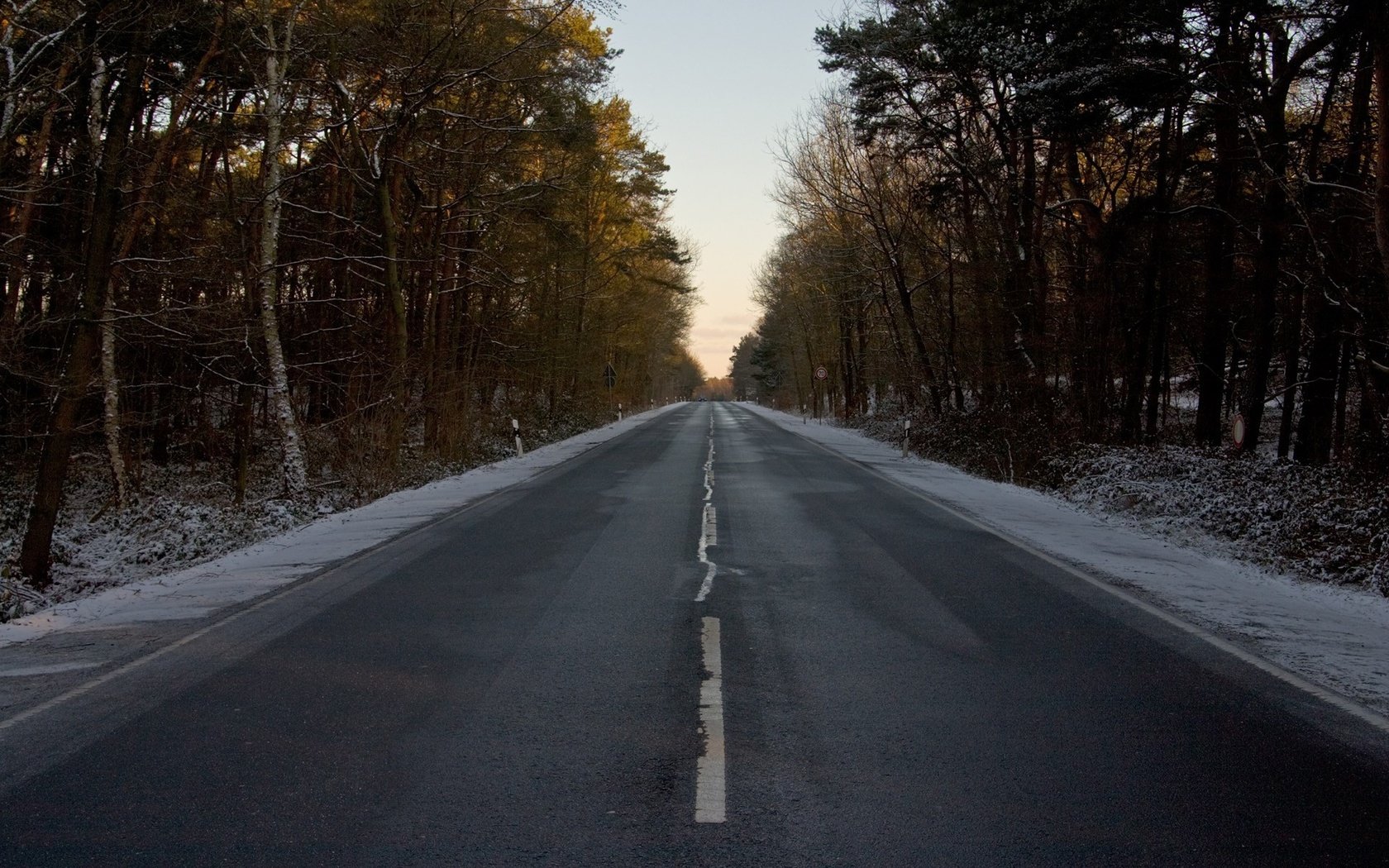 Обои дорога, лес, зима, разметка, знак, road, forest, winter, markup, sign разрешение 1920x1200 Загрузить