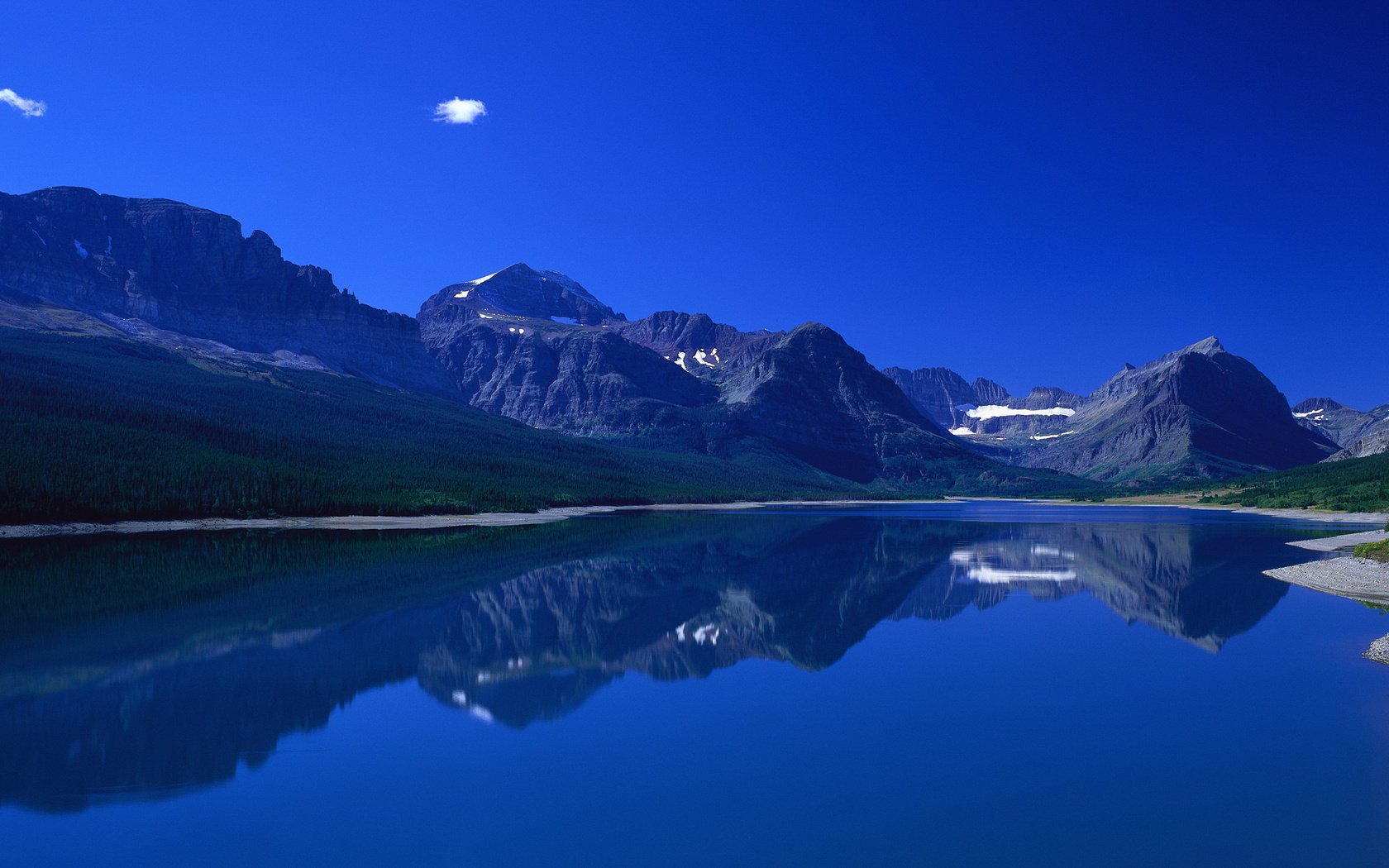 Обои небо, трава, вода, горы, берег, отражение, the sky, grass, water, mountains, shore, reflection разрешение 3600x1200 Загрузить