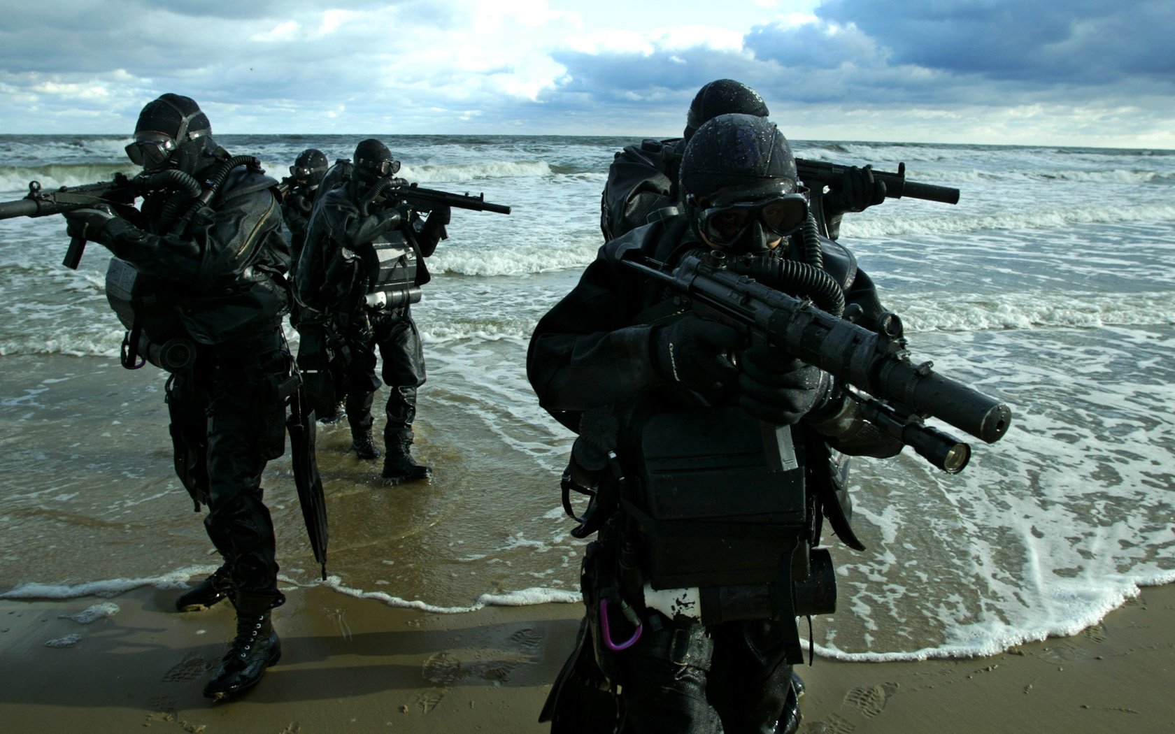 Обои берег, морской спецназ, боевые, пловцы, море, автоматы, shore, marine special forces, combat, swimmers, sea, machines разрешение 2200x1284 Загрузить