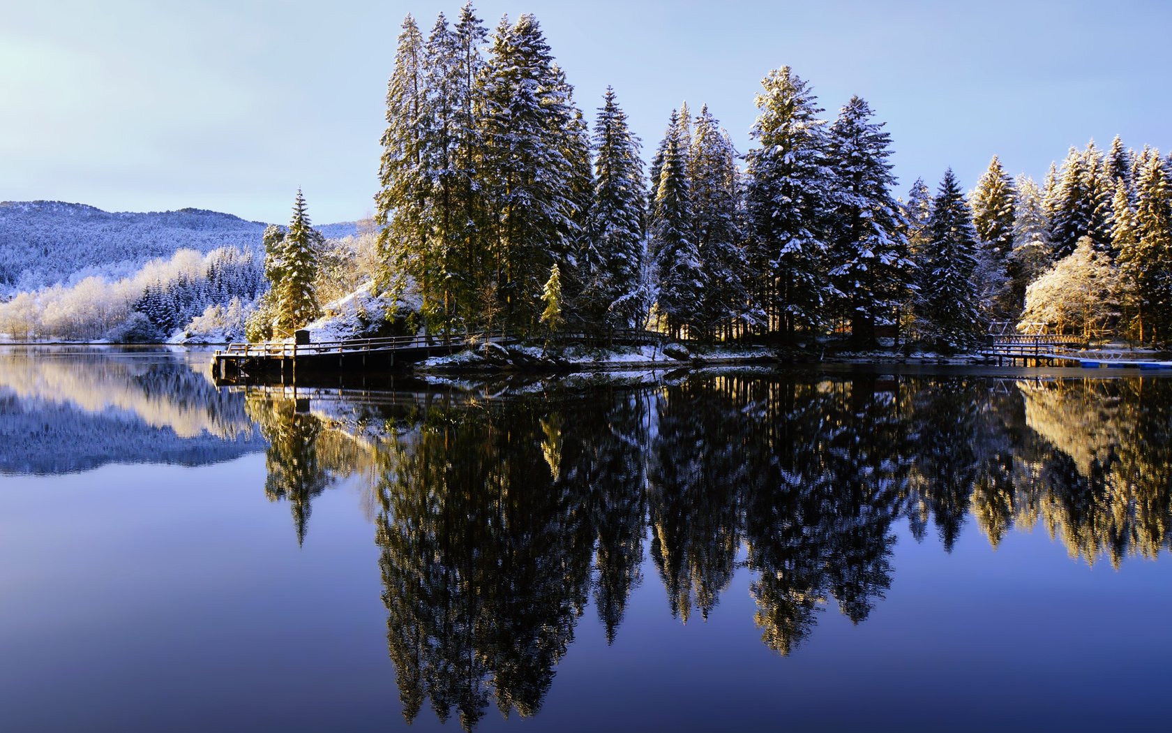 Обои небо, сосны, озеро, снег, природа, лес, зима, отражение, иней, the sky, pine, lake, snow, nature, forest, winter, reflection, frost разрешение 1920x1280 Загрузить