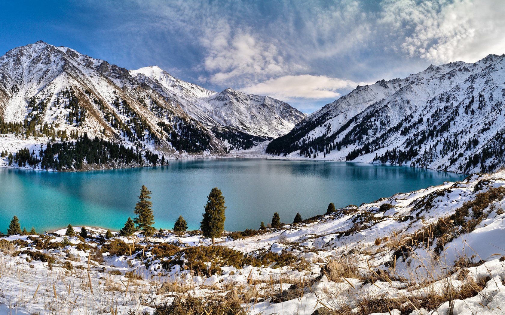 Обои небо, облака, деревья, озеро, горы, снег, снежные вершины, the sky, clouds, trees, lake, mountains, snow, snowy peaks разрешение 1920x1080 Загрузить