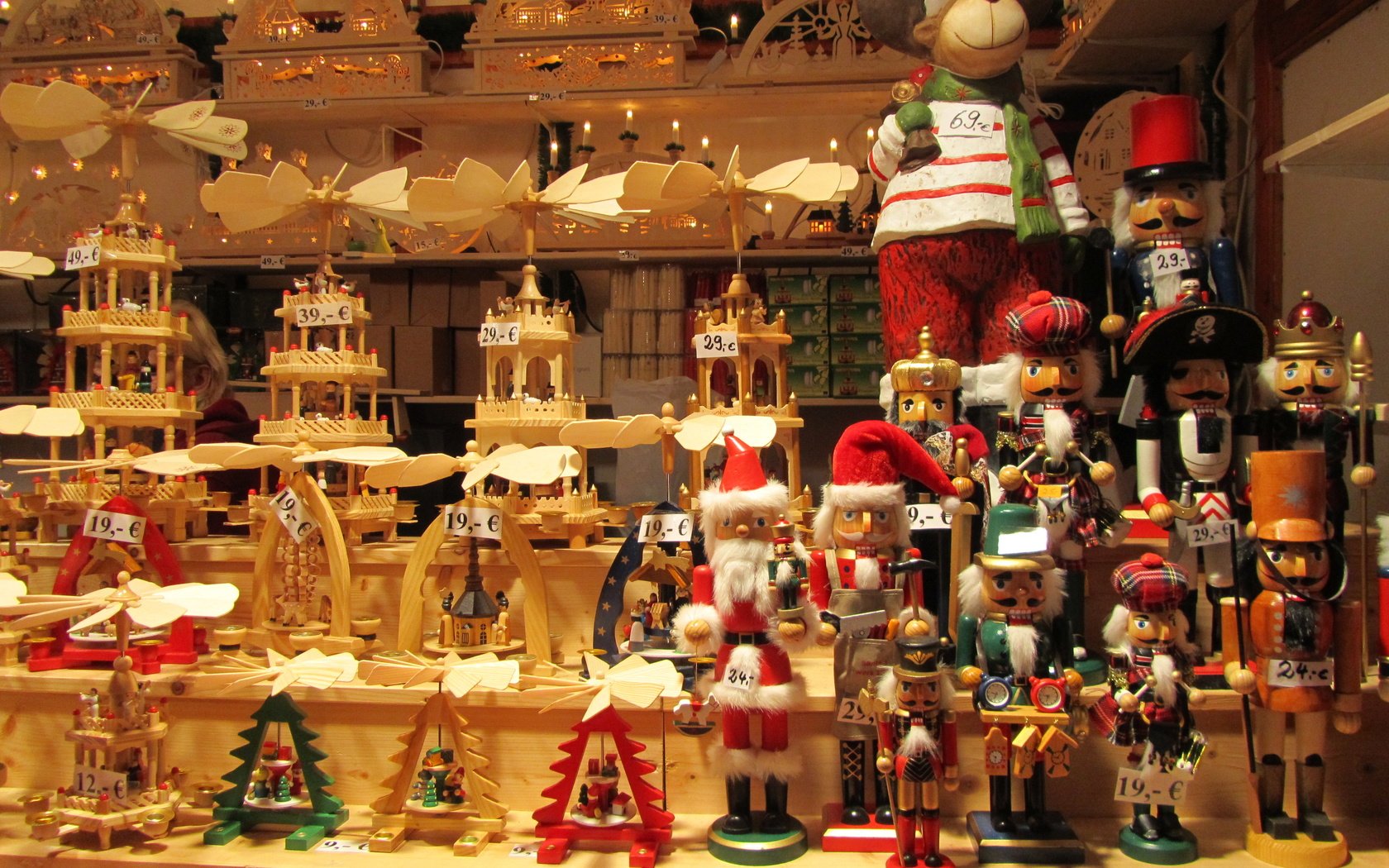 Обои новый год, игрушки, санта клаус, ярмарка, карусели, щелкунчик, рождественская ярмарка, new year, toys, santa claus, fair, the carousel, the nutcracker разрешение 4320x3240 Загрузить
