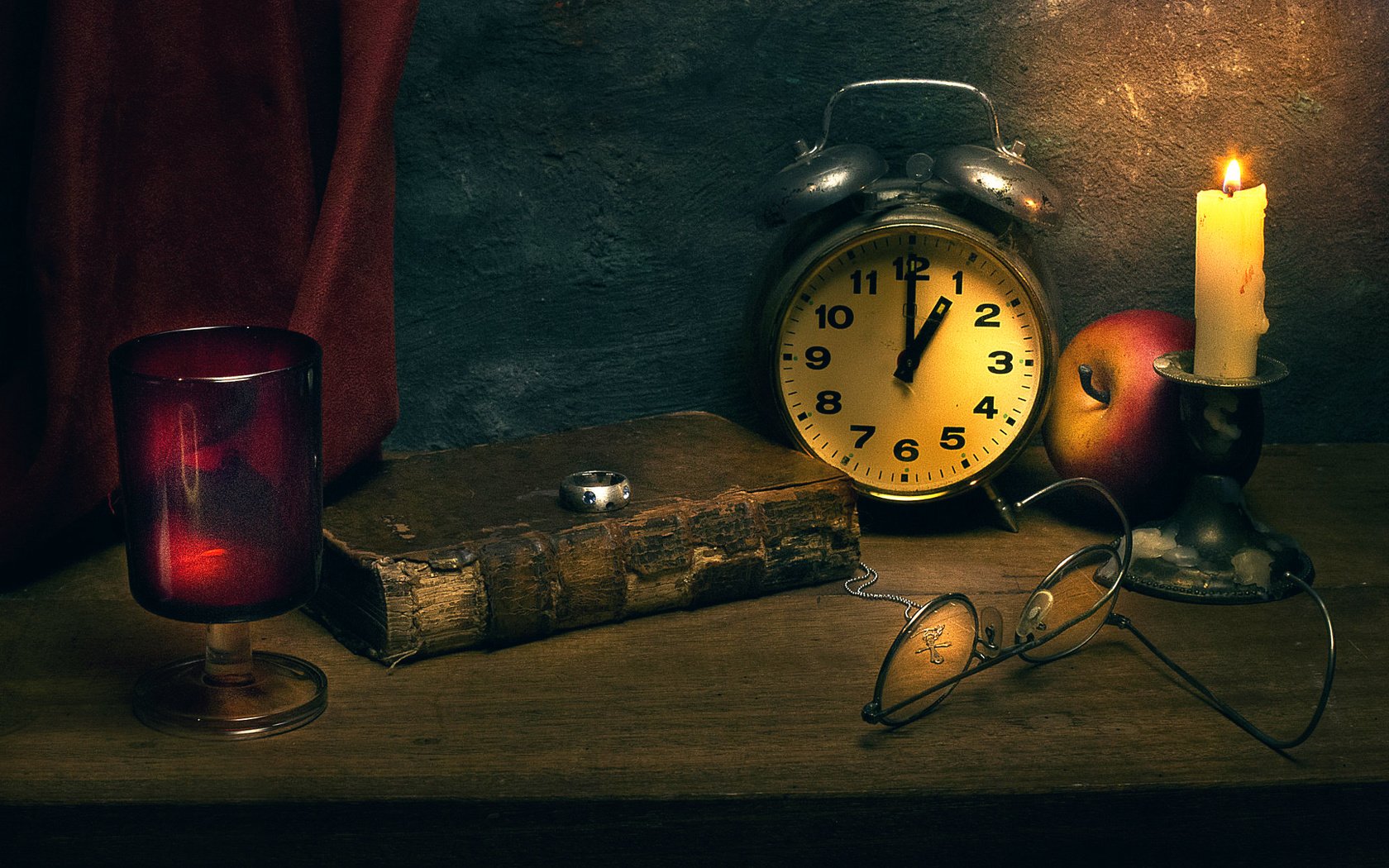 Обои очки, часы, кольцо, яблоко, свеча, книга, натюрморт, time immortal, glasses, watch, ring, apple, candle, book, still life разрешение 2000x1333 Загрузить