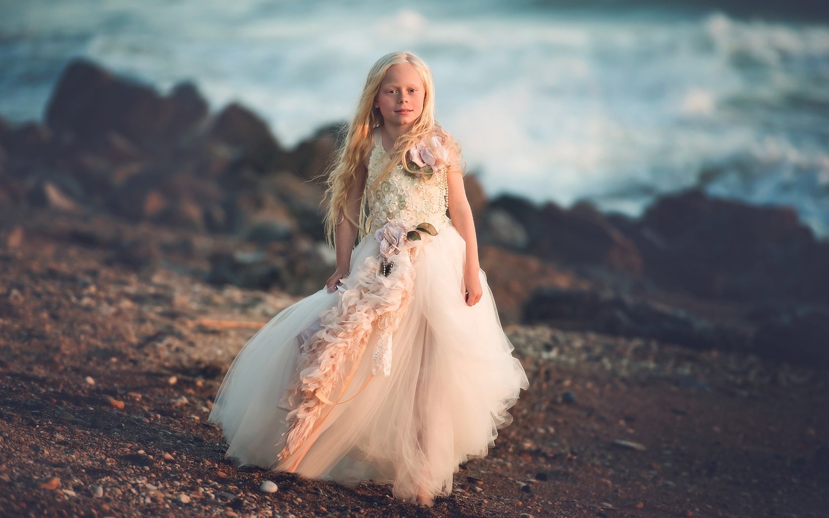 Обои берег, платье, дети, девочка, волосы, лицо, ребенок, sea princess, shore, dress, children, girl, hair, face, child разрешение 2048x1414 Загрузить