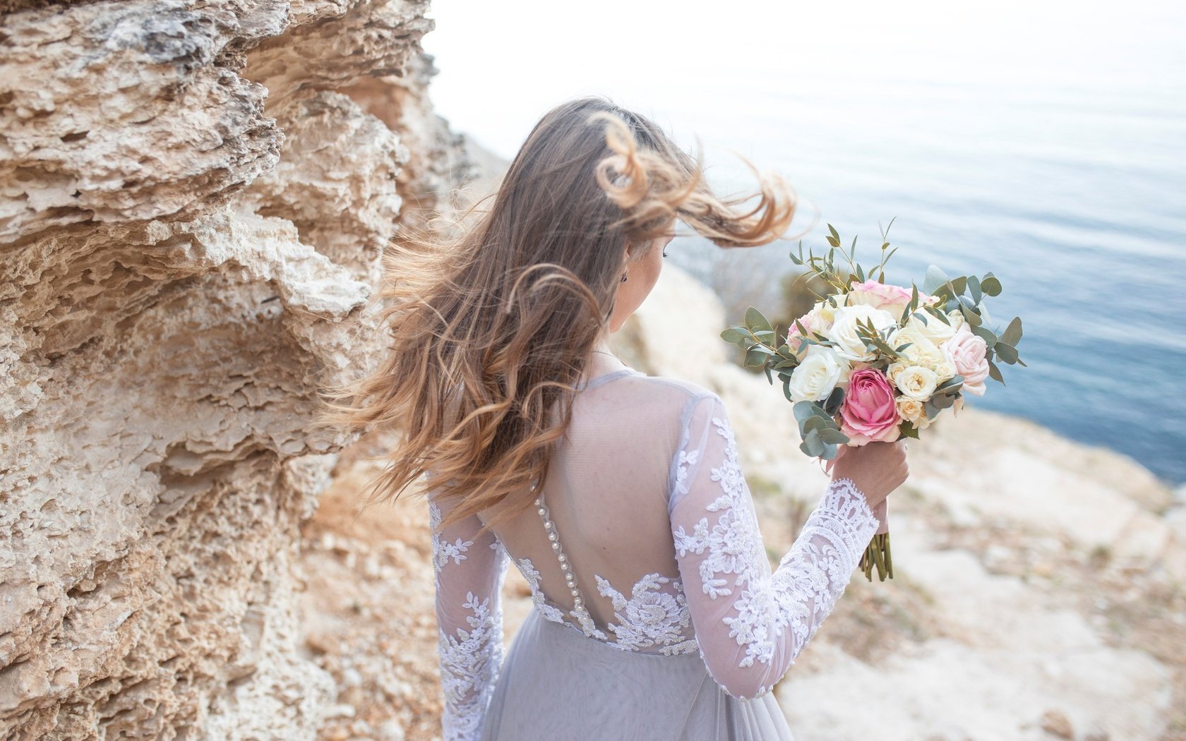 Обои девушка, платье, спина, волосы, букет, ветер, невеста, girl, dress, back, hair, bouquet, the wind, the bride разрешение 2560x1633 Загрузить