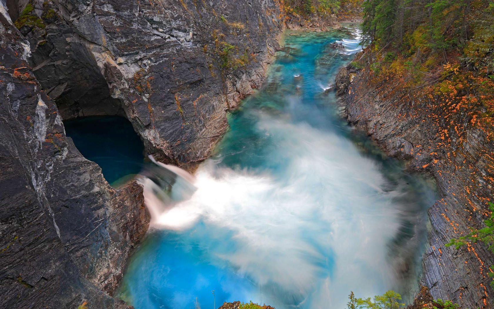 Обои скалы, водопад, канада, британская колумбия, кросс-ривер-фолс, rocks, waterfall, canada, british columbia, cross-river falls разрешение 1920x1080 Загрузить