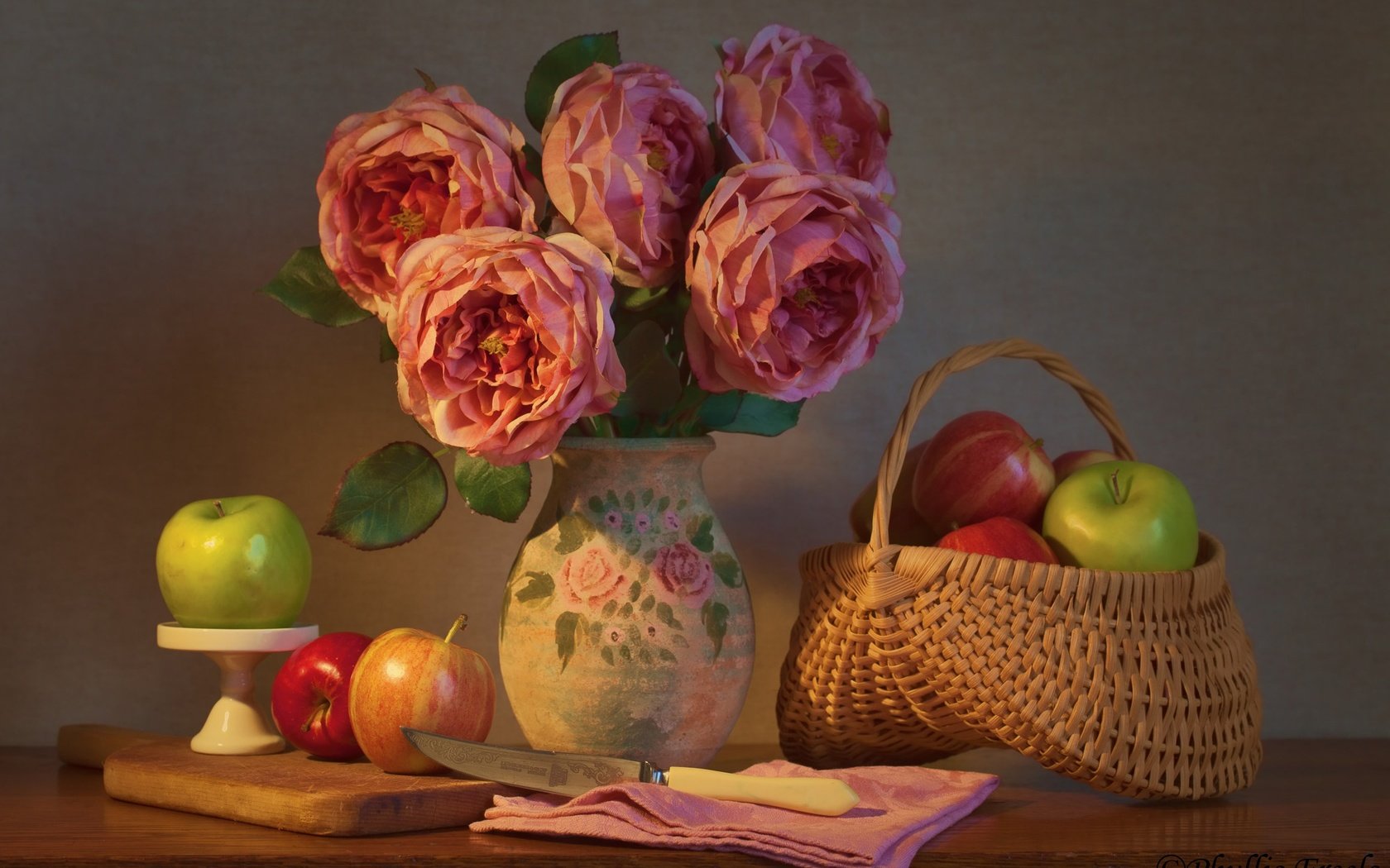 Обои цветы, розы, фрукты, яблоки, букет, нож, корзинка, натюрморт, flowers, roses, fruit, apples, bouquet, knife, basket, still life разрешение 2000x1333 Загрузить