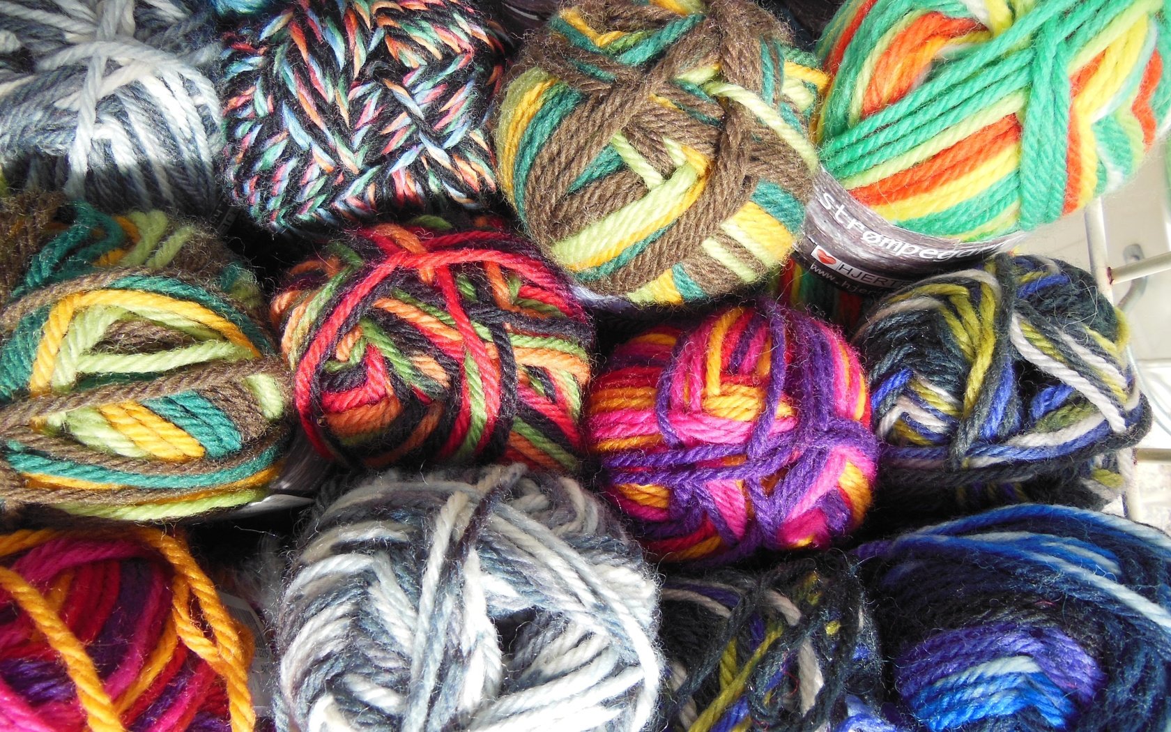Обои разноцветные, нитки, вязание, пряжа, рукоделие, мотки, colorful, thread, knitting, yarn, needlework, hanks разрешение 4608x3456 Загрузить